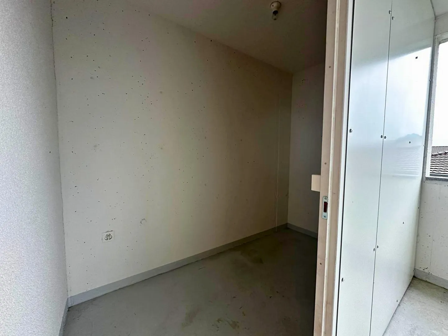 Appartement moderne de 3,5 pièces au 1er étage avec grand balcon et belle vue - Photo 2 sur 13