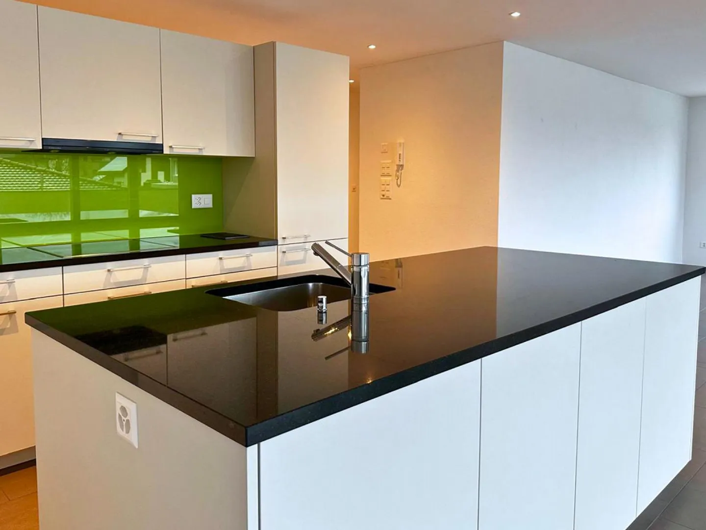 Appartement moderne de 3,5 pièces au 1er étage avec grand balcon et belle vue - Photo 9 sur 13