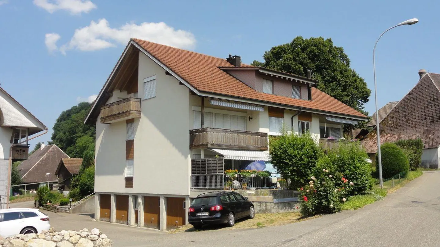 Appartamento familiare di 4 1/2 stanze in una posizione tranquilla in una casa di 6 famiglie - Foto 1 di 10