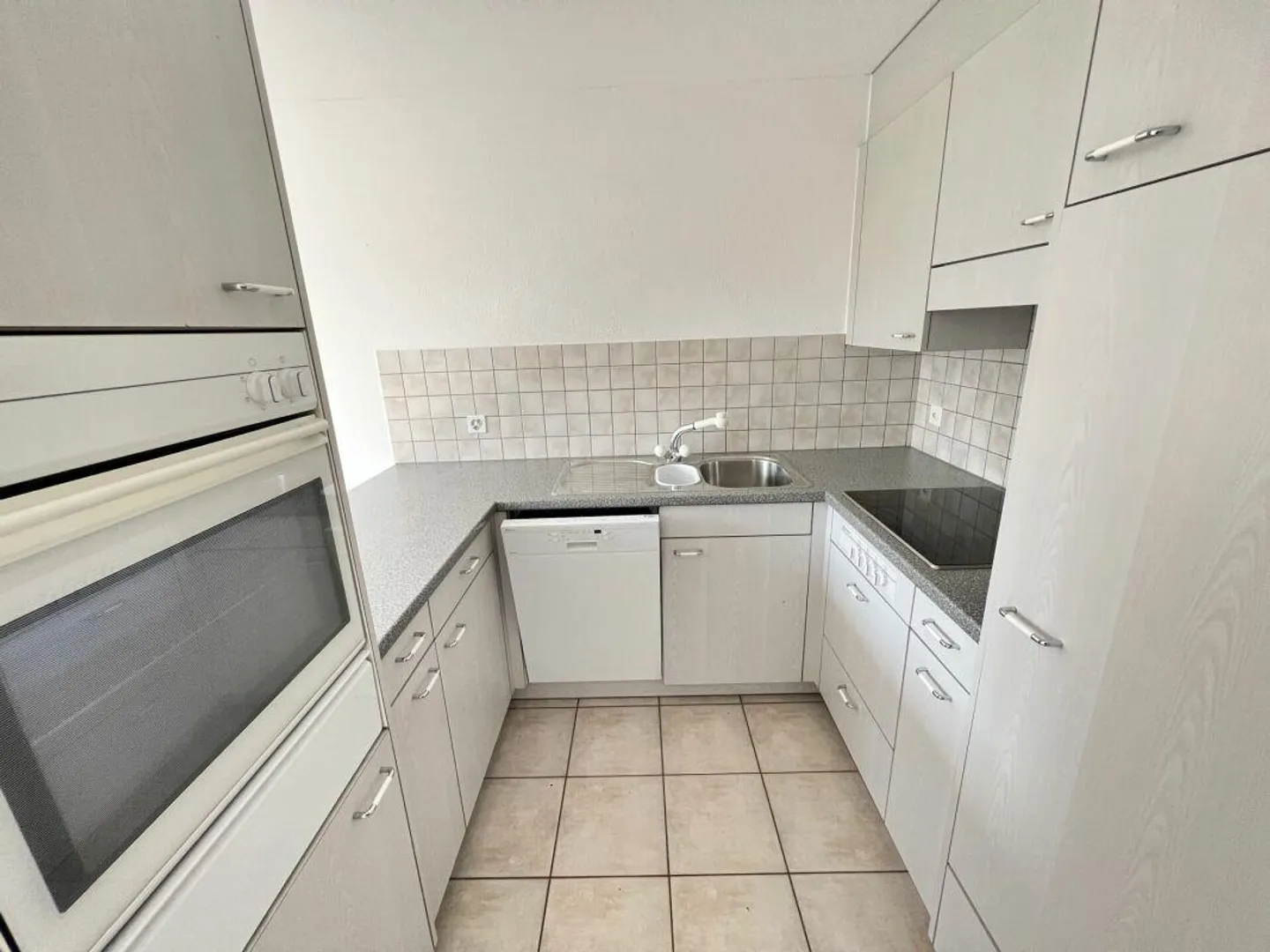 Appartamento familiare di 4 1/2 stanze in una posizione tranquilla in una casa di 6 famiglie - Foto 2 di 10