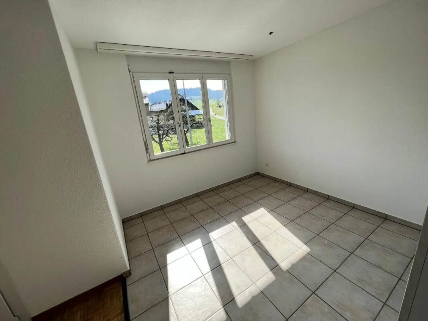 Appartamento familiare di 4 1/2 stanze in una posizione tranquilla in una casa di 6 famiglie - Foto 3 di 10