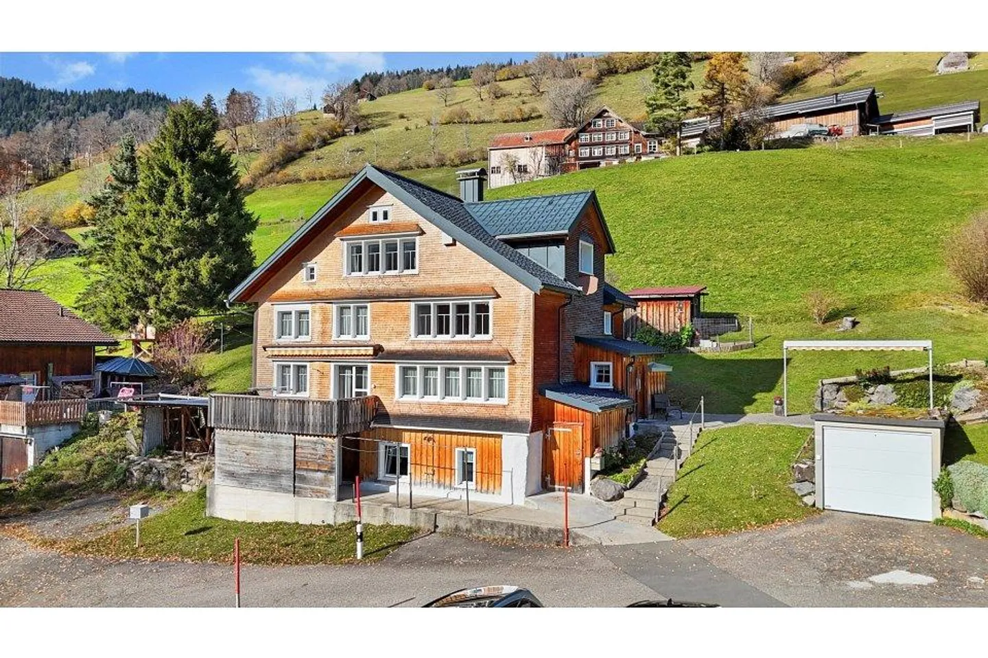 Detached single-family house with panoramic views and generous space - Photo 1 of 13