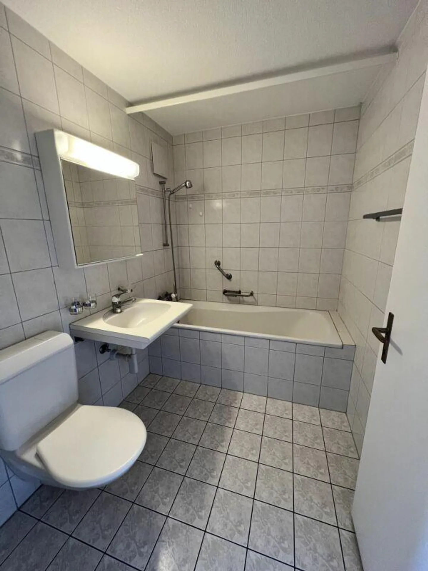 Appartamento familiare di 4 1/2 stanze in una posizione tranquilla in una casa di 6 famiglie - Foto 7 di 10
