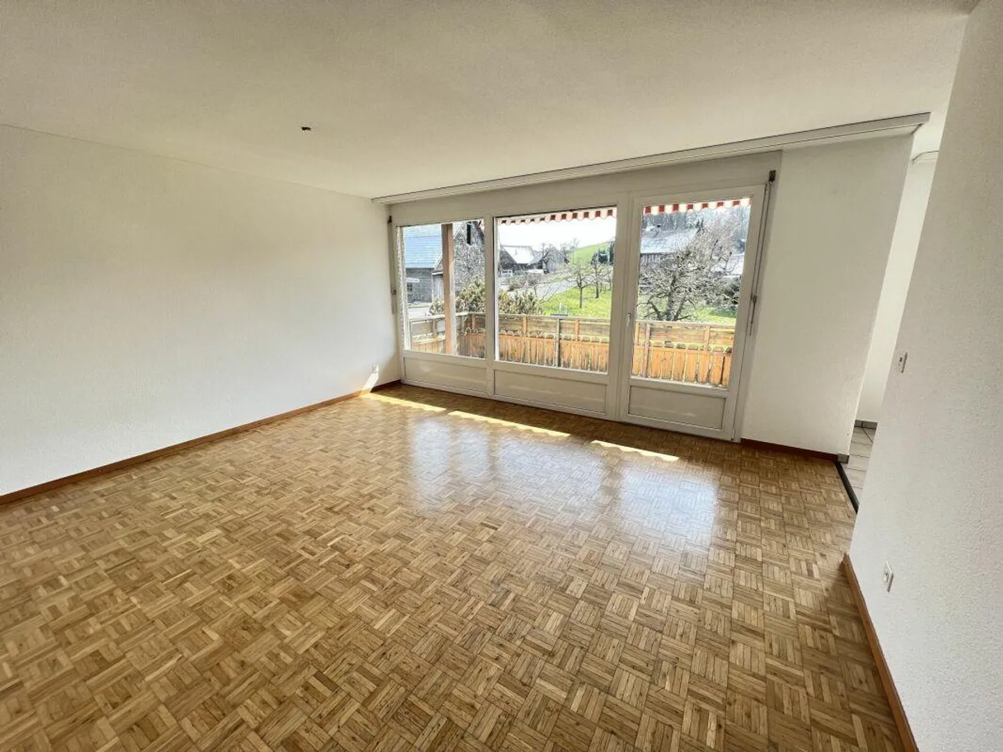 Appartamento familiare di 4 1/2 stanze in una posizione tranquilla in una casa di 6 famiglie - Foto 4 di 10