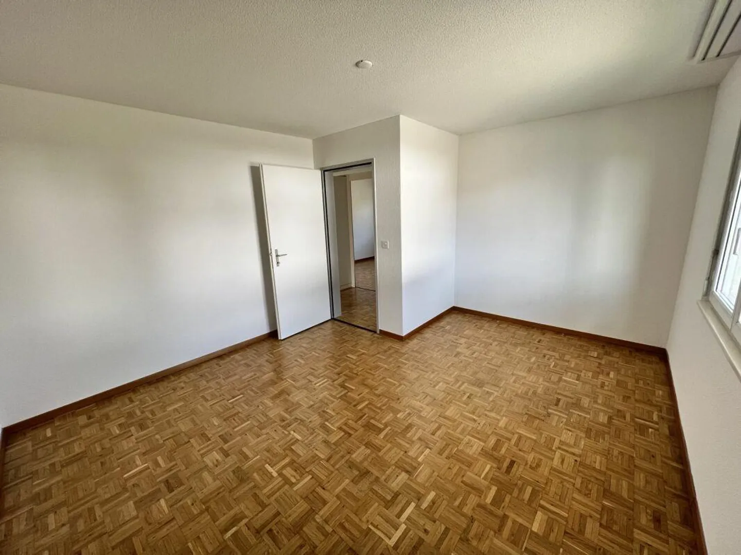 Appartamento familiare di 4 1/2 stanze in una posizione tranquilla in una casa di 6 famiglie - Foto 5 di 10