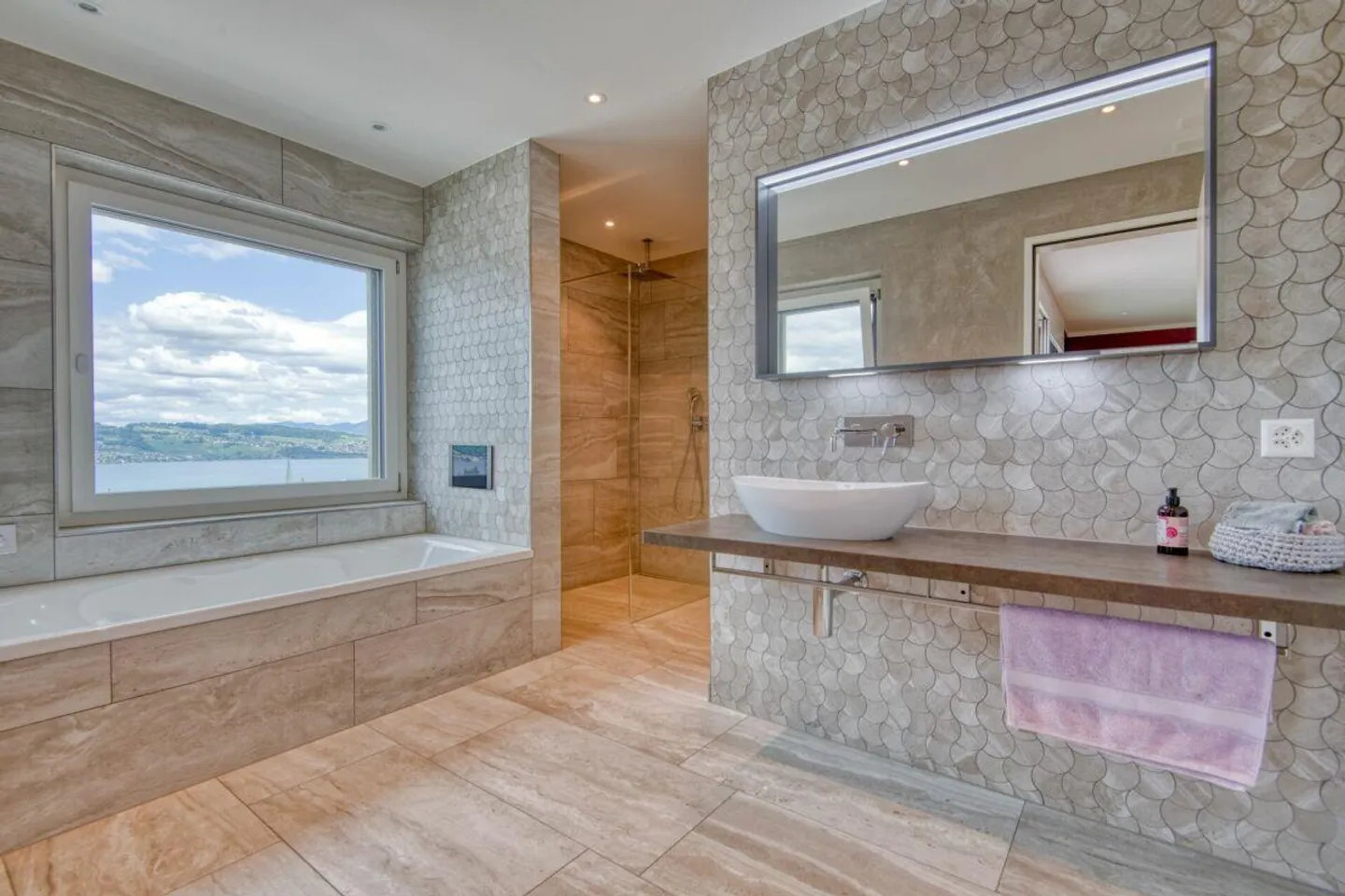 Casa di 5,5 stanze con atmosfera a 5 stelle e vista lago - Foto 4 di 17