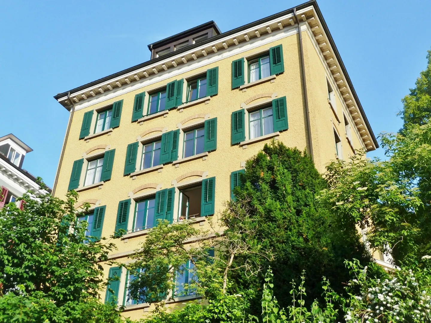 Schöne Dachwohnung mit Blick über die Stadt und Gartensitzplatz - Photo 1 of 10