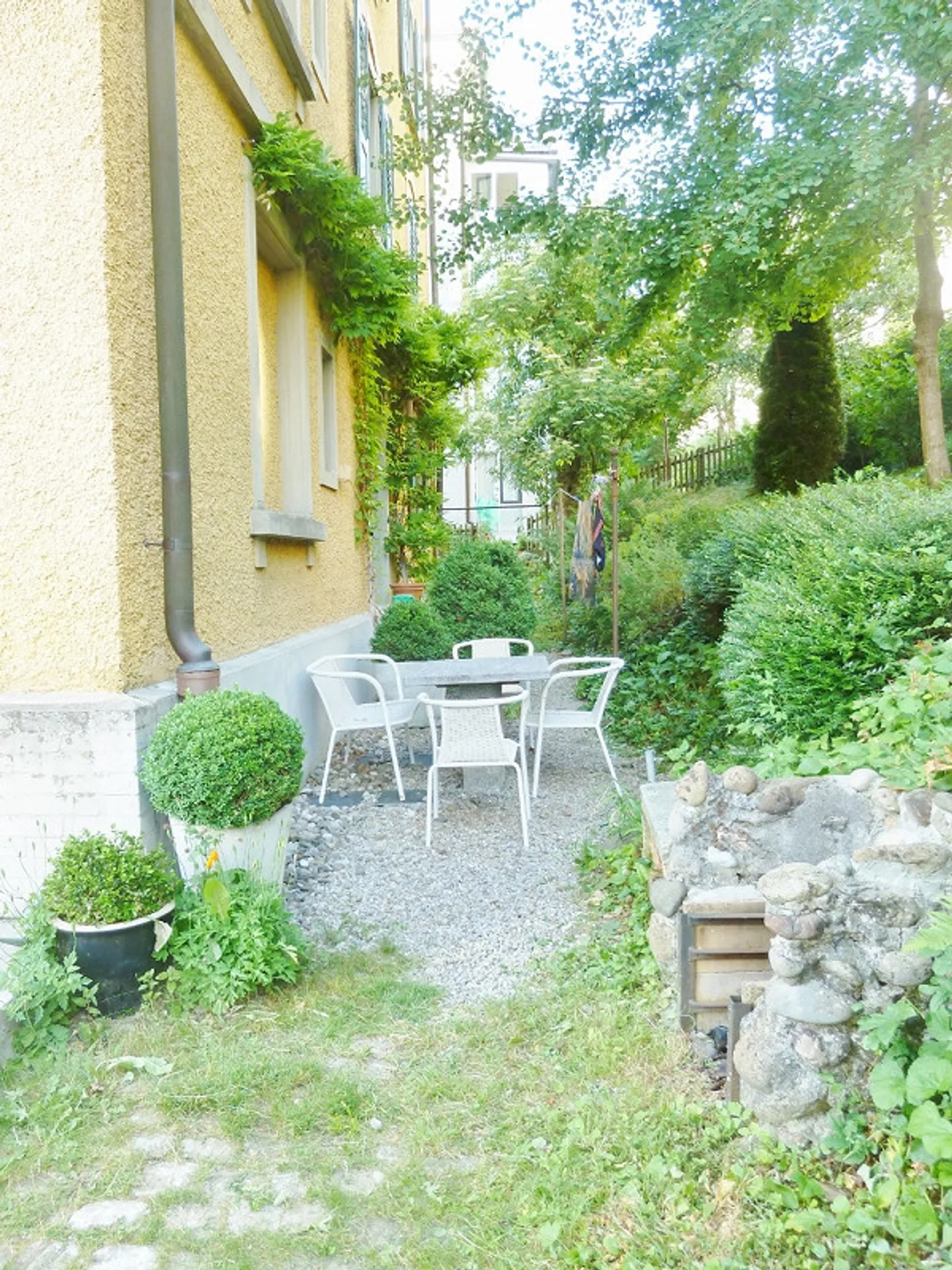 Schöne Dachwohnung mit Blick über die Stadt und Gartensitzplatz - Photo 2 of 10