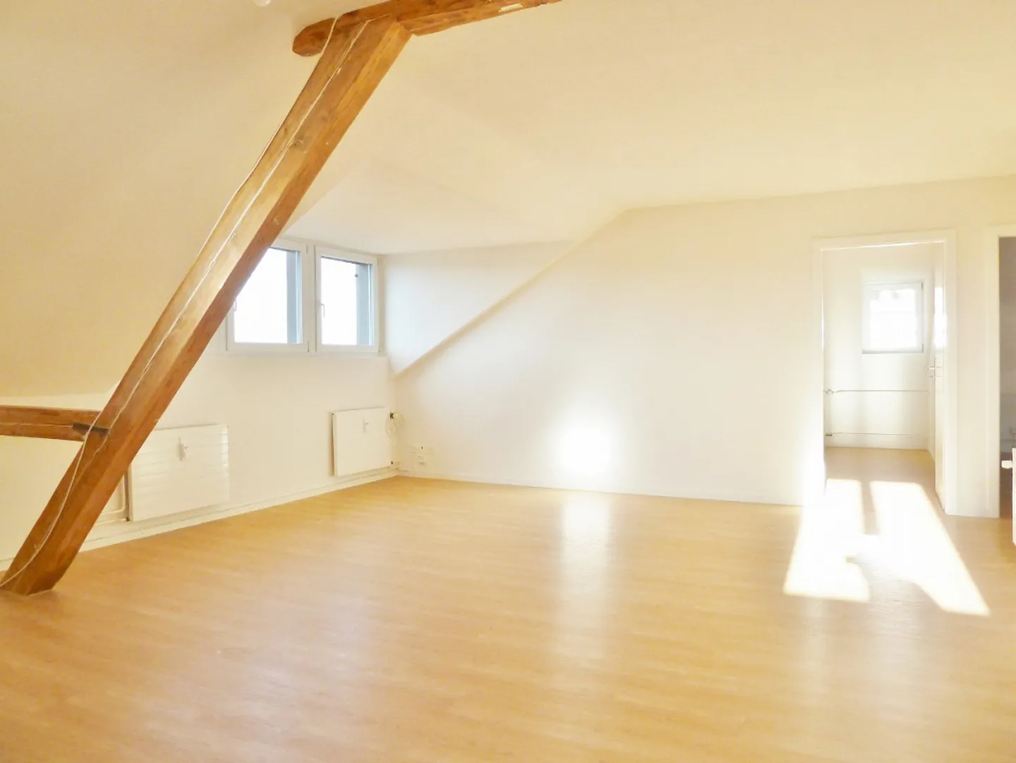 Schöne Dachwohnung mit Blick über die Stadt und Gartensitzplatz - Photo 3 of 10