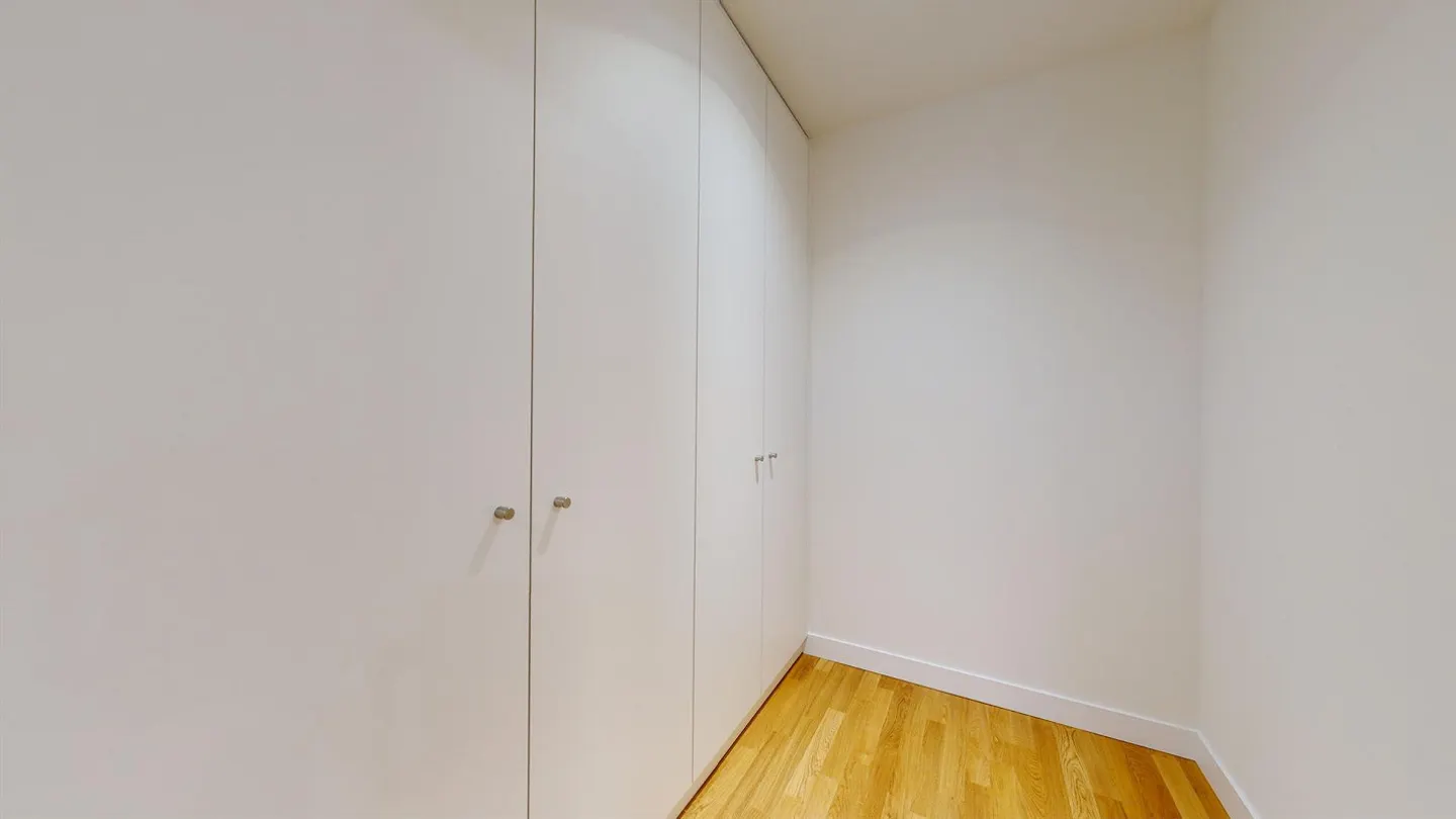Superb high-end apartment just steps from the train station! - Photo 8 of 10