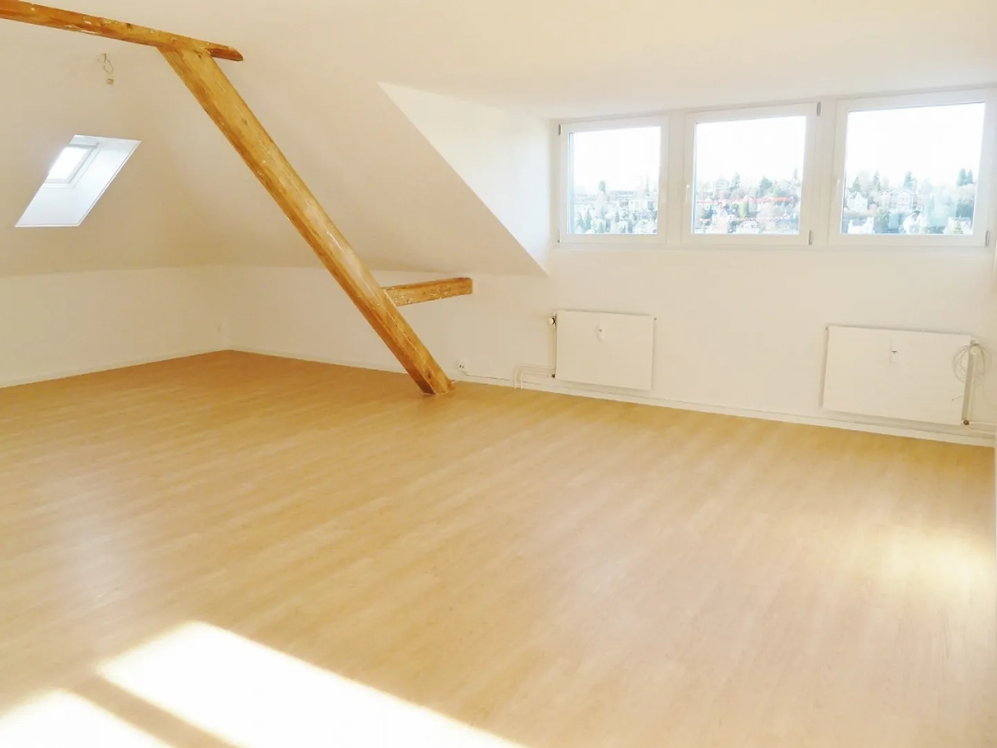 Schöne Dachwohnung mit Blick über die Stadt und Gartensitzplatz - Photo 4 of 10