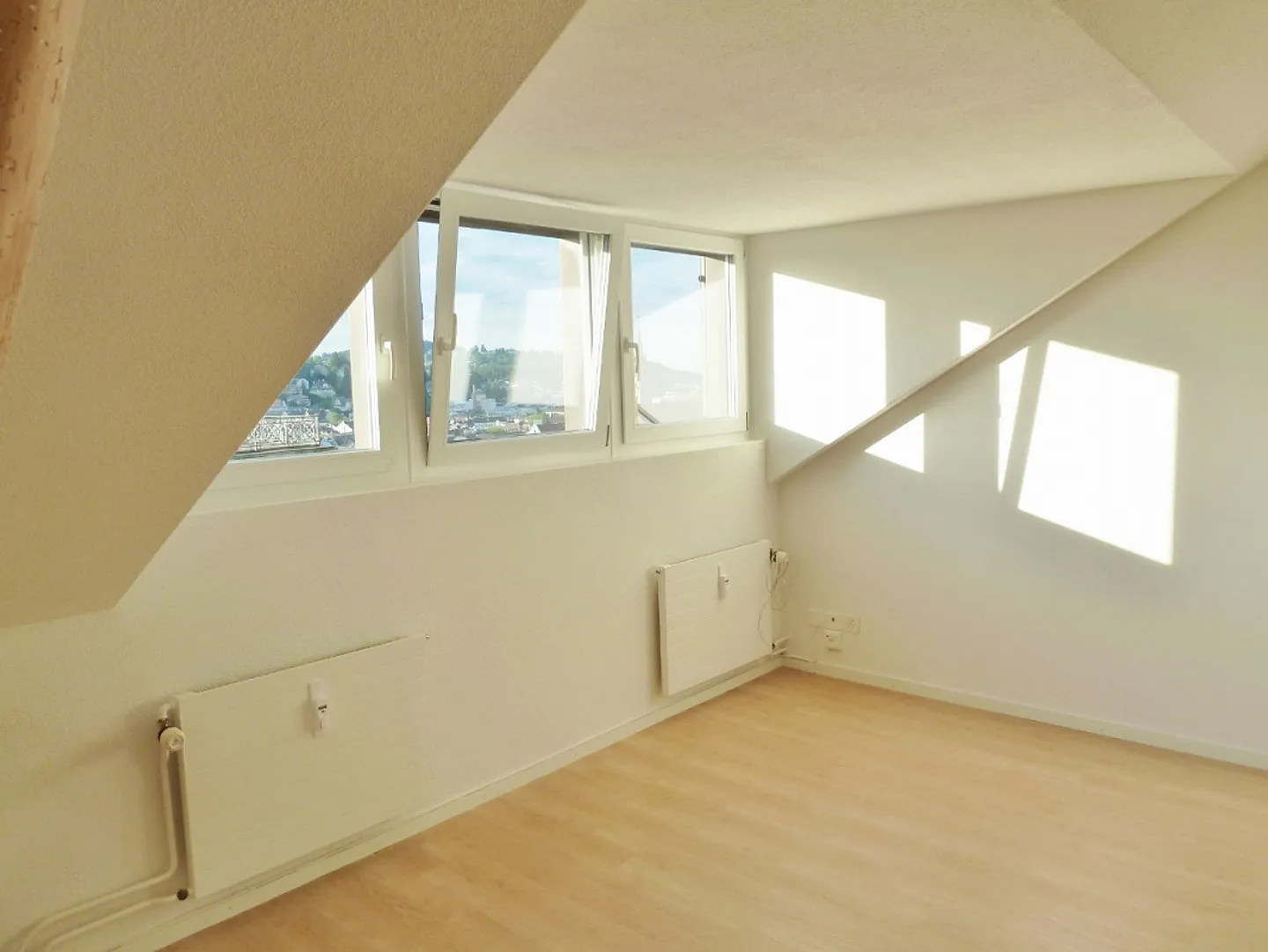 Schöne Dachwohnung mit Blick über die Stadt und Gartensitzplatz - Photo 5 of 10