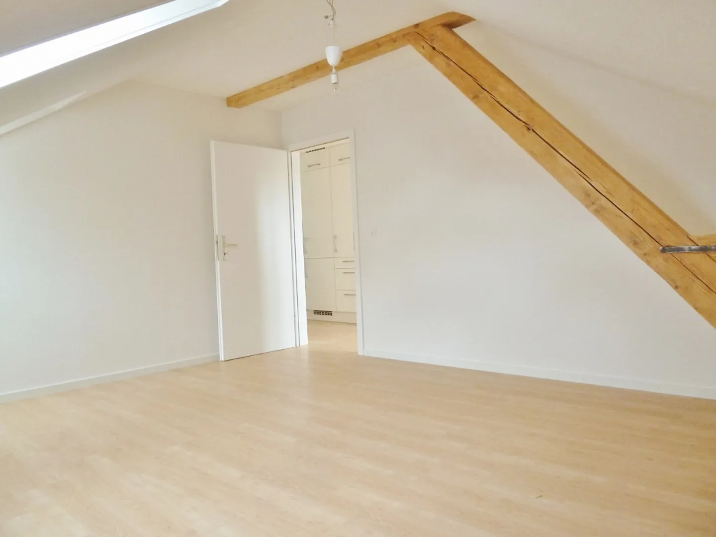 Schöne Dachwohnung mit Blick über die Stadt und Gartensitzplatz - Photo 7 of 10