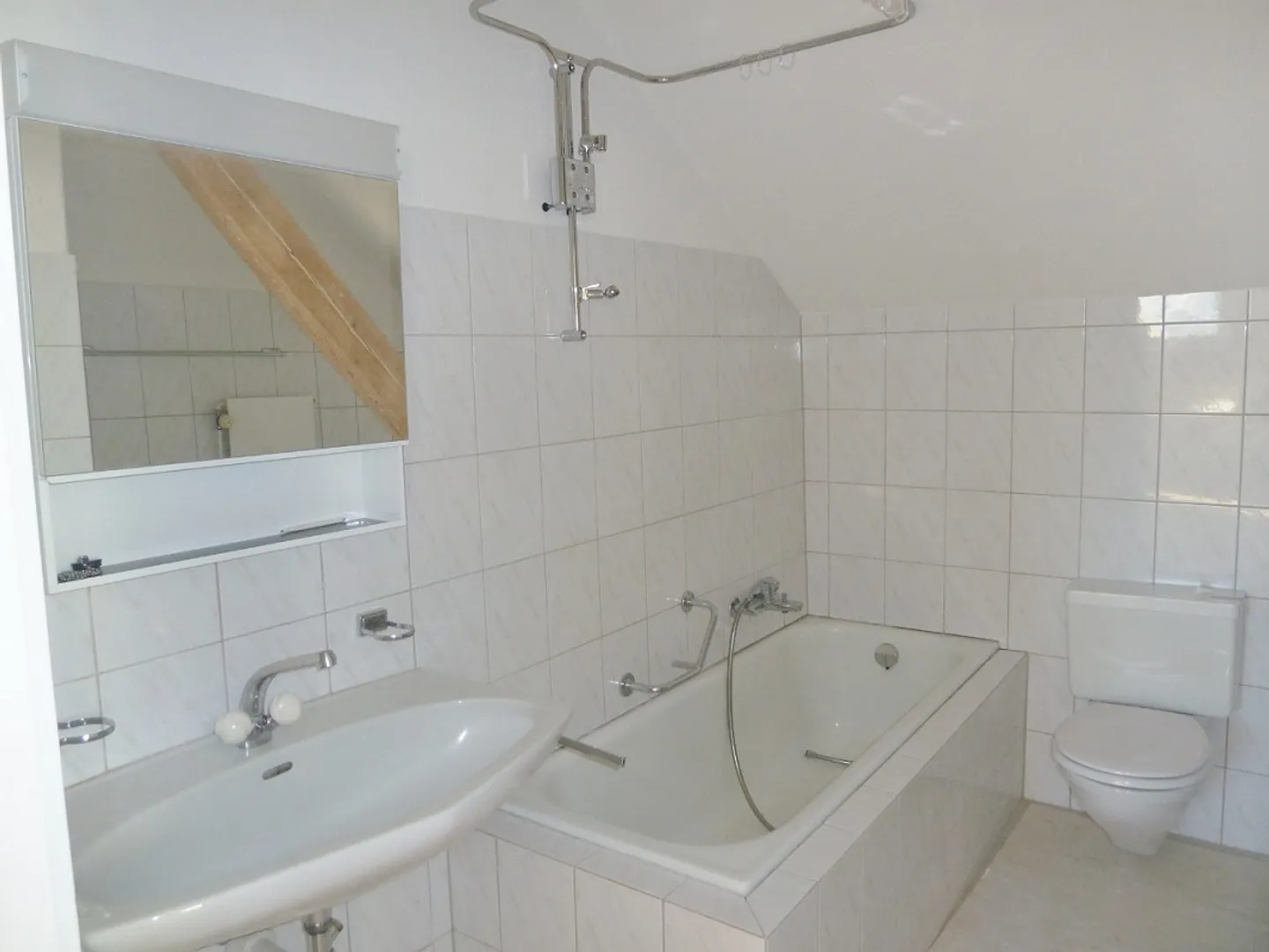 Schöne Dachwohnung mit Blick über die Stadt und Gartensitzplatz - Photo 8 of 10