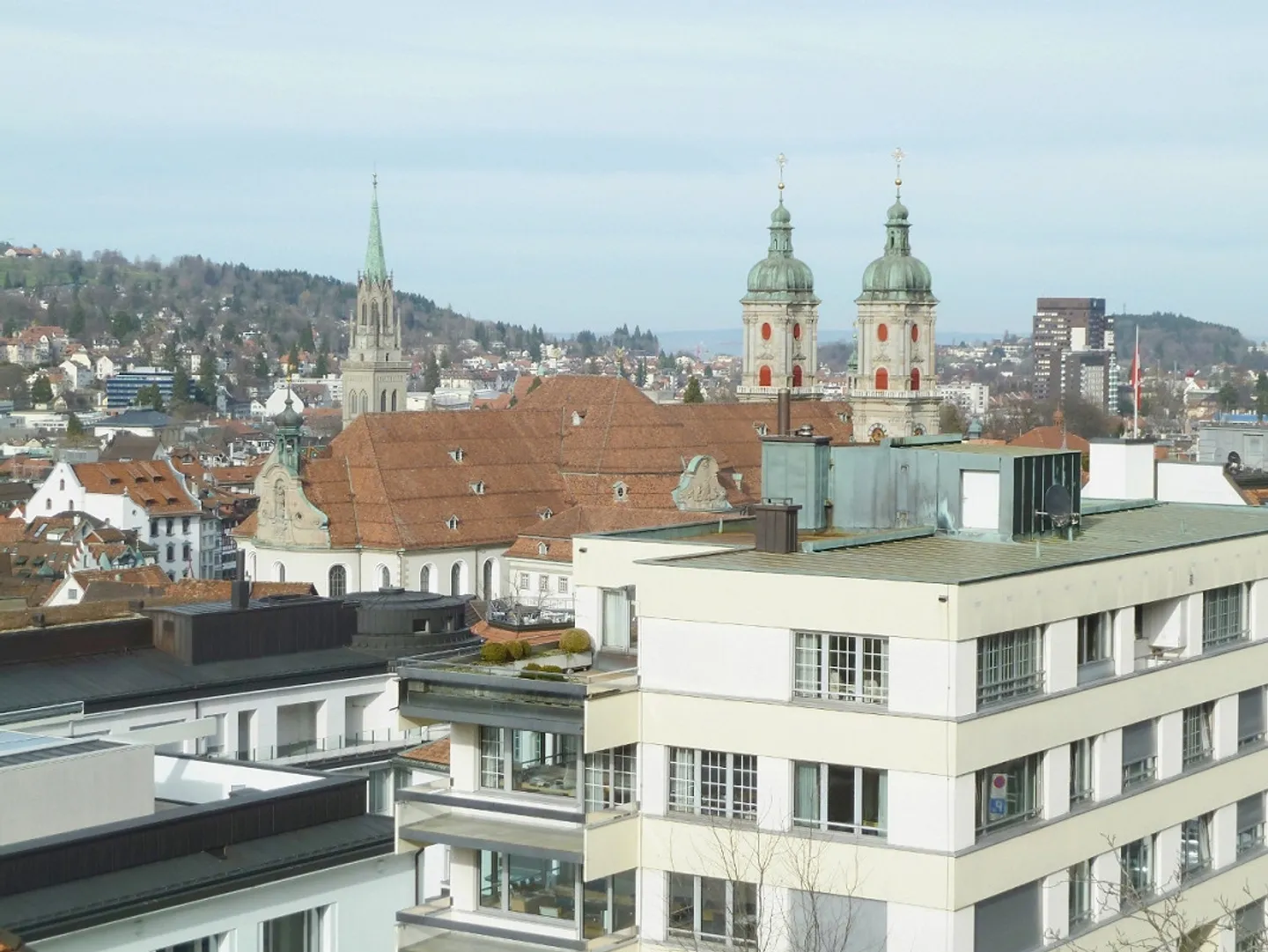 Schöne Dachwohnung mit Blick über die Stadt und Gartensitzplatz - Photo 10 of 10