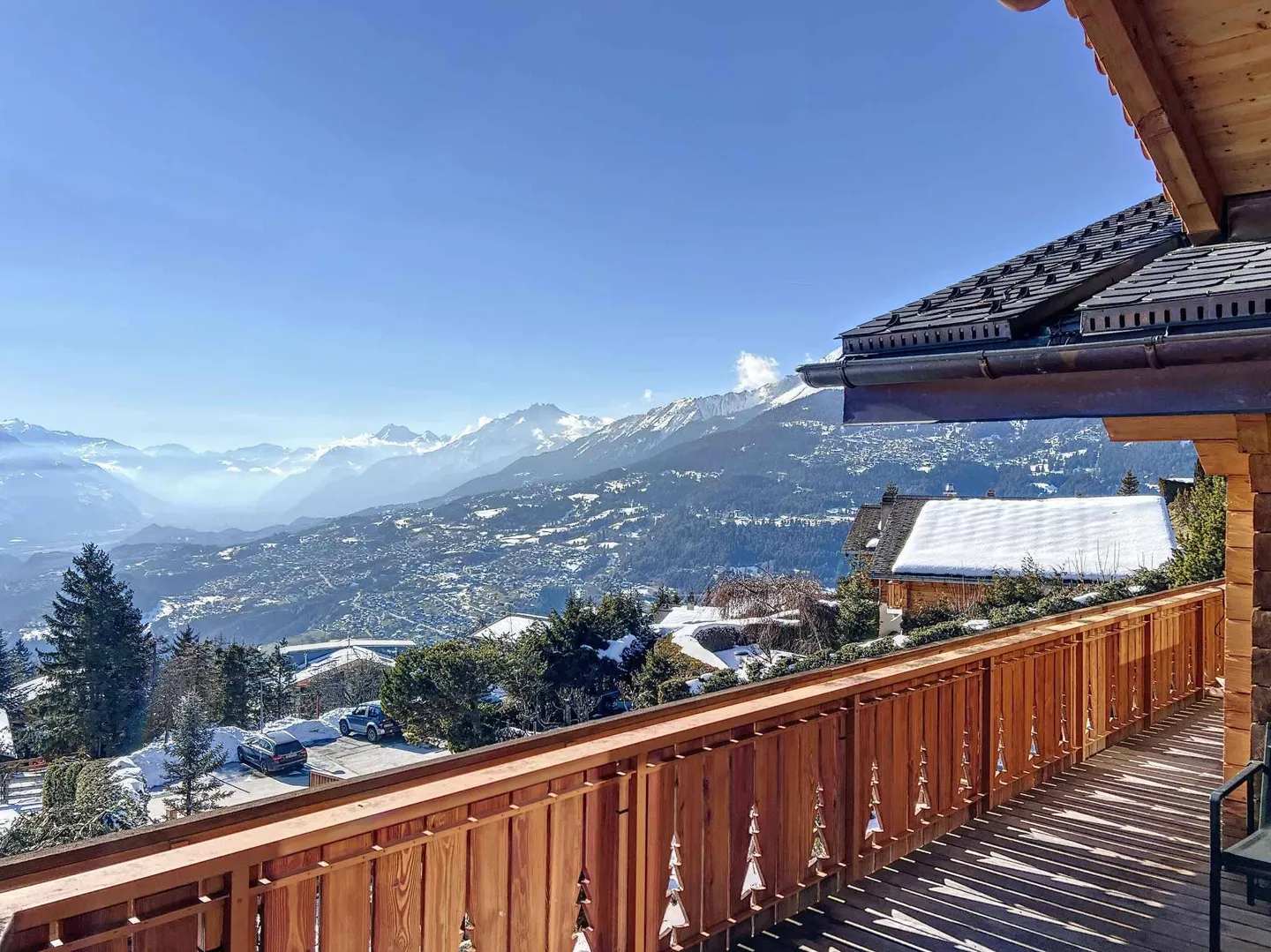 ESCLUSIVITÀ - Magnifico chalet con vista panoramica sulla valle del Rodano e le Alpi - Foto 3 di 11