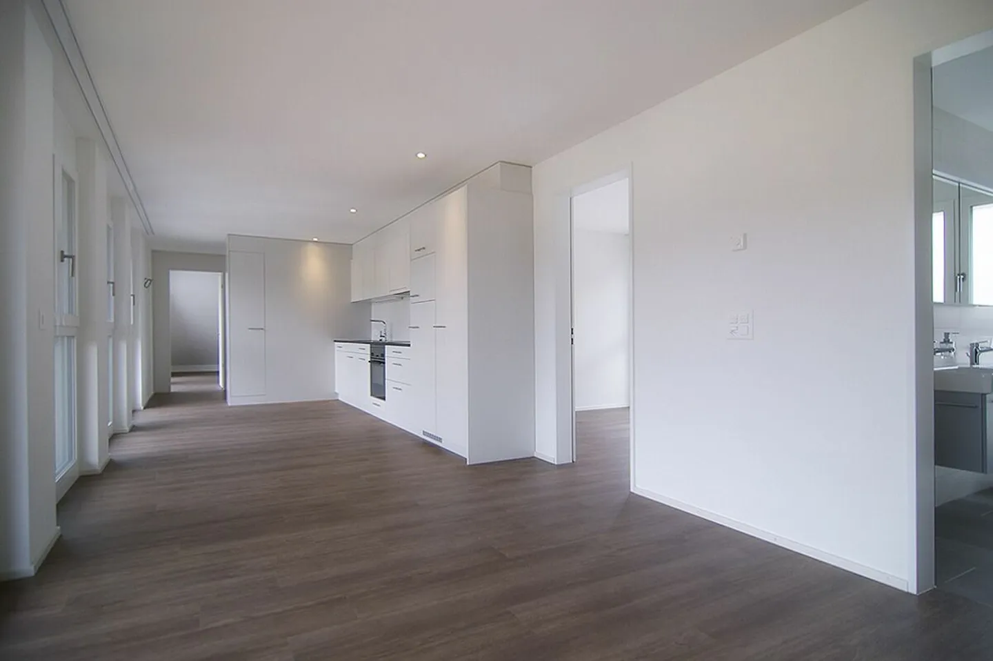 Modern 4.5-Room Apartment - Photo 2 of 9