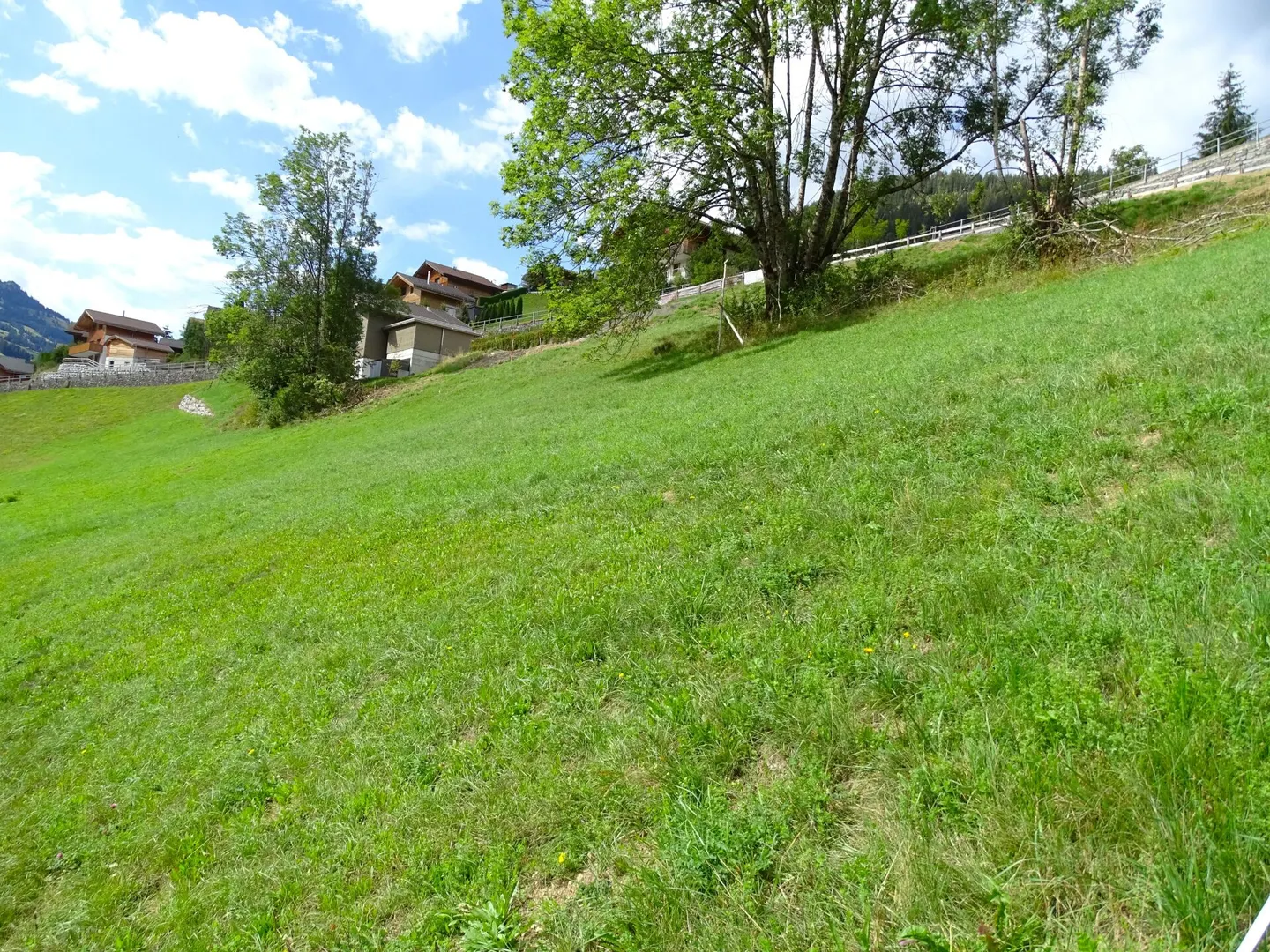 Building land of 717 m2 in sunny hillside location in Zweisimmen BE - Photo 1 of 10