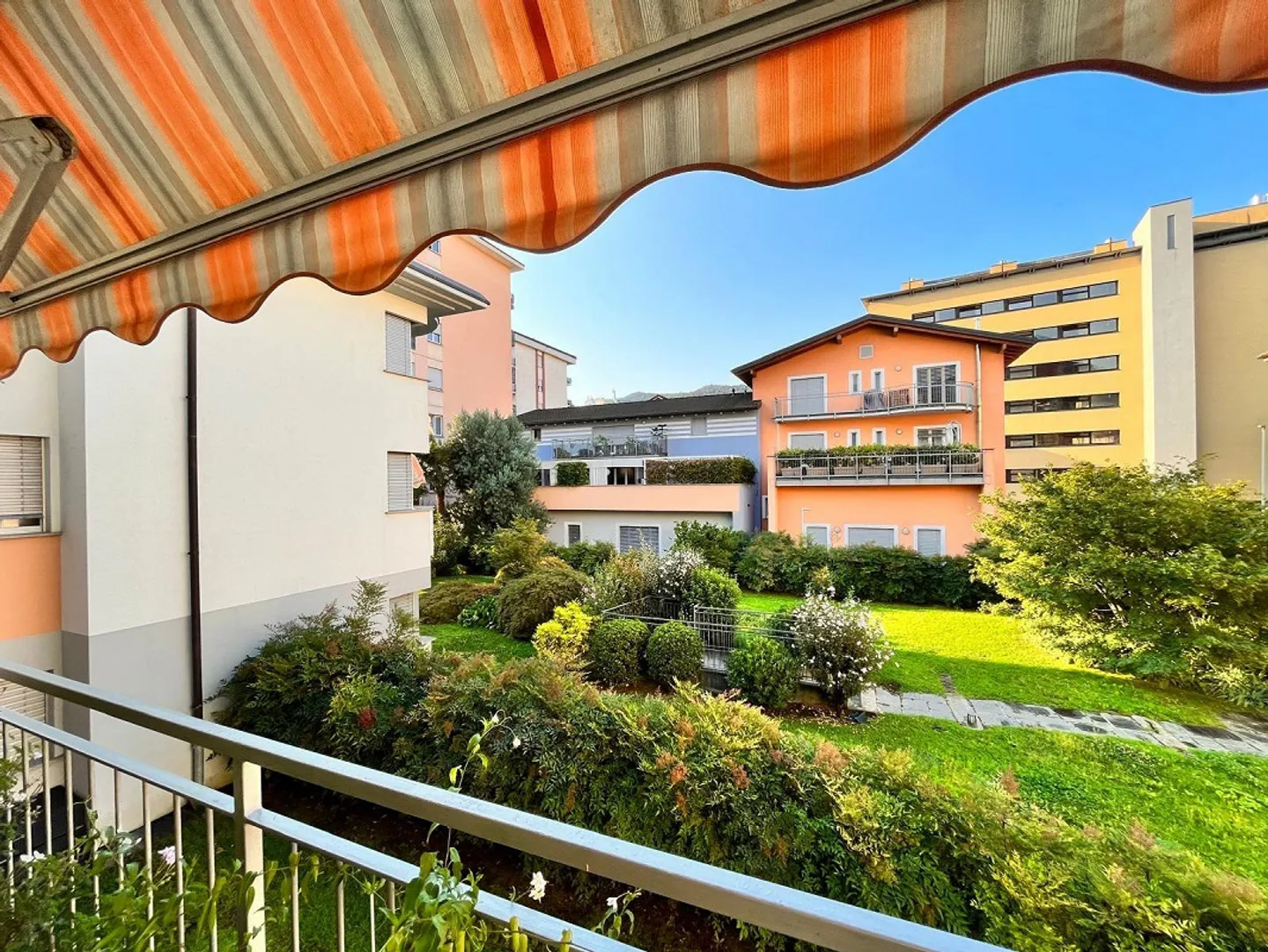 ELEGANTE UND GERÄUMIGE 2.5-WOHNUNG MIT GROSSER PARKMÖGLICHKEIT - Foto 12 von 13