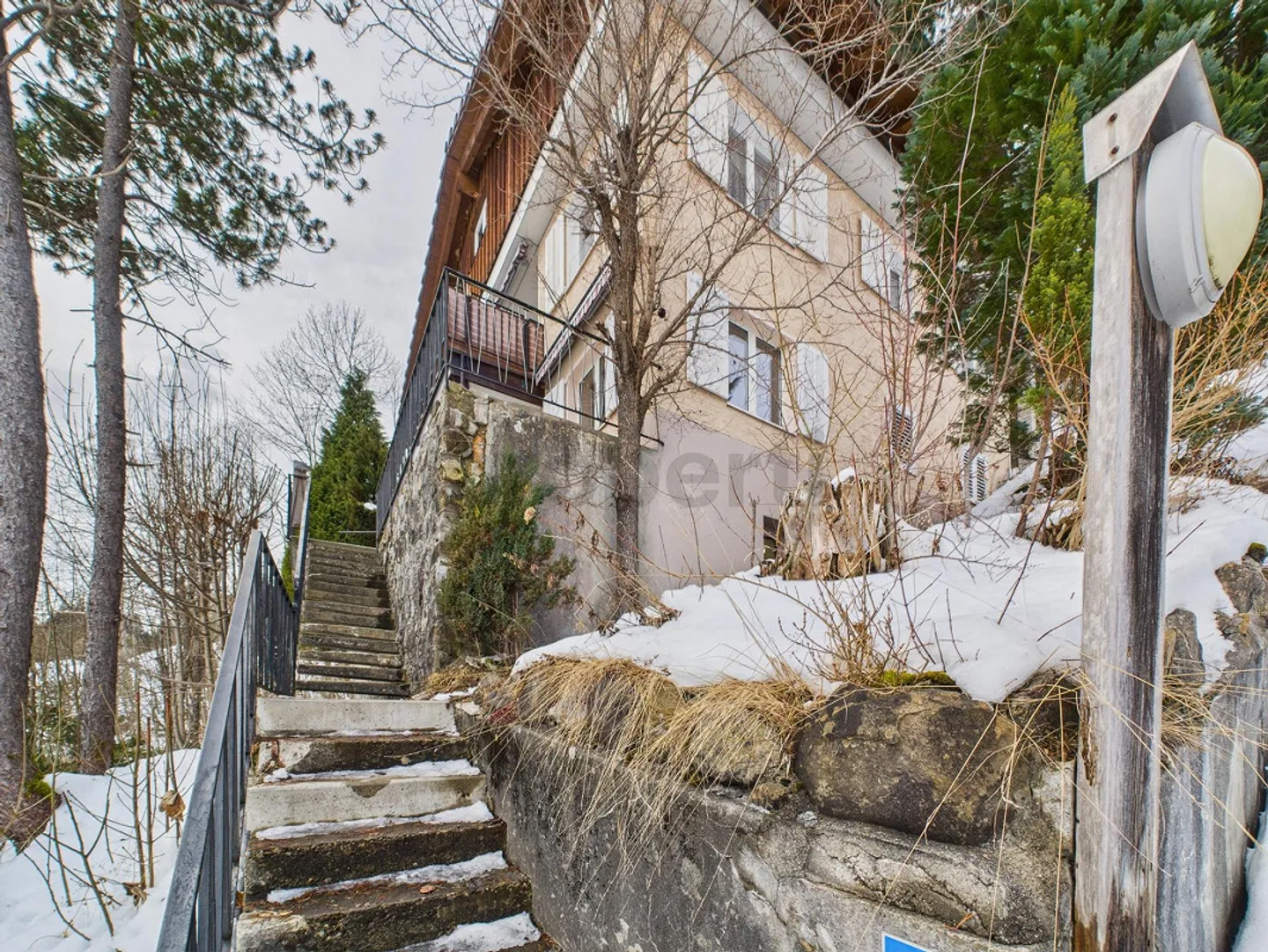 Ampia casa plurifamiliare di 7 stanze in posizione ideale vicino a scuola e negozi, Oberiberg - Foto 1 di 14