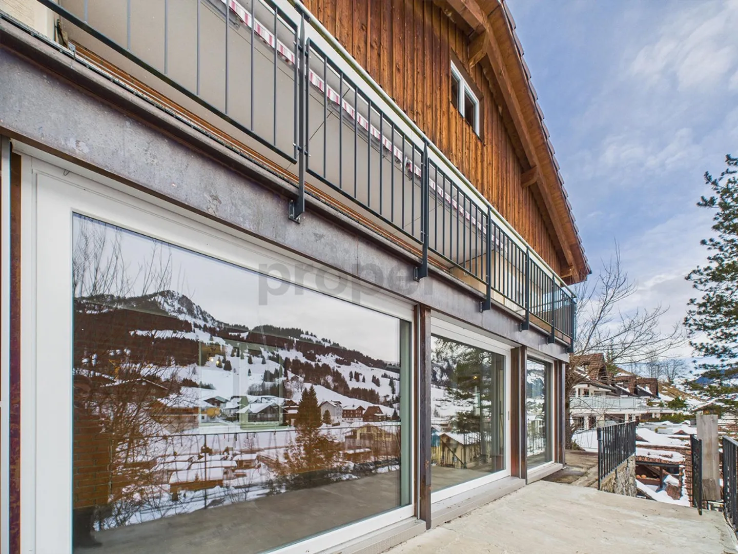 Ampia casa plurifamiliare di 7 stanze in posizione ideale vicino a scuola e negozi, Oberiberg - Foto 2 di 14