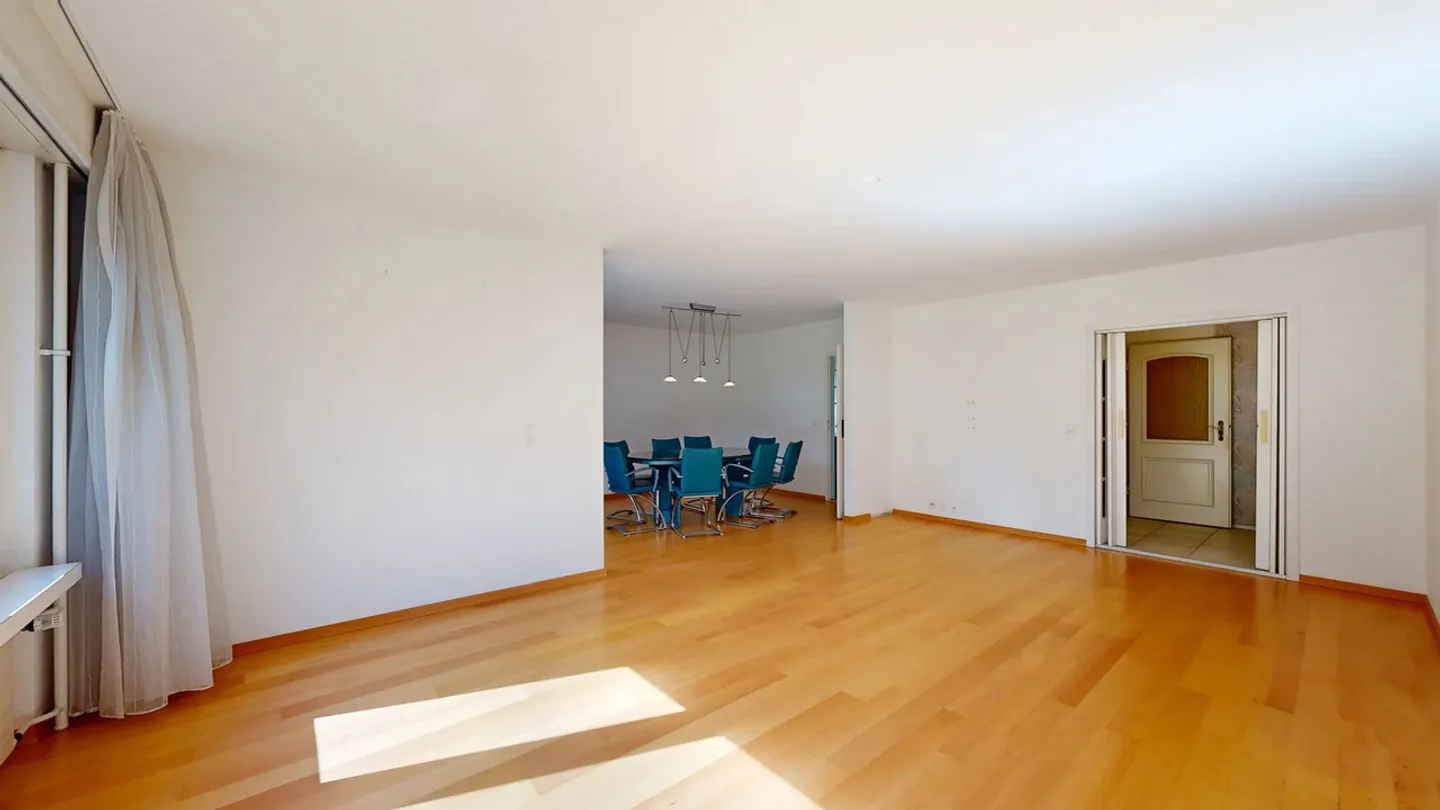 Cozy 4.5-room apartment in building rights with parking space - Photo 4 of 17