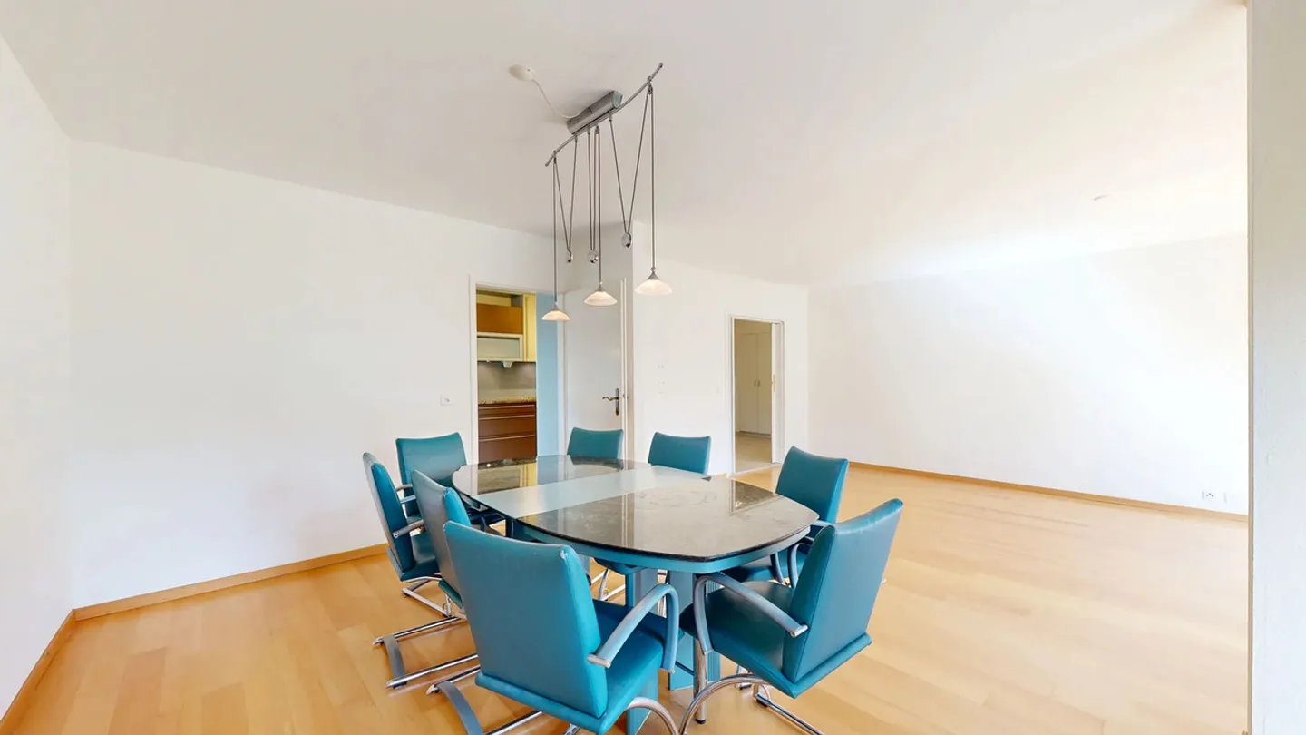 Cozy 4.5-room apartment in building rights with parking space - Photo 5 of 17