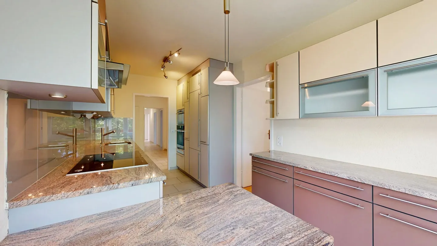 Cozy 4.5-room apartment in building rights with parking space - Photo 3 of 17