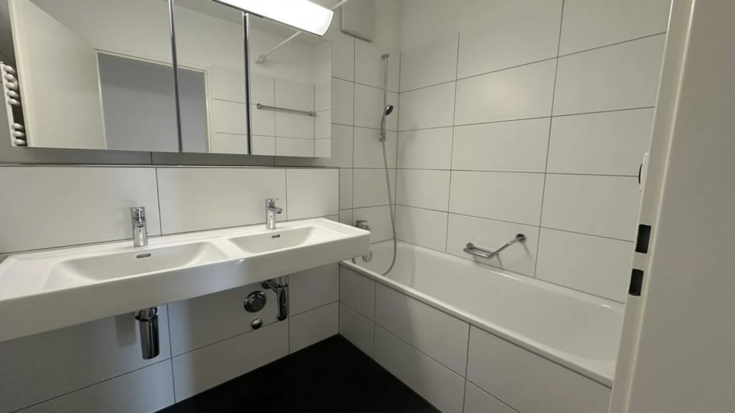 Appartement confortable de 4,5 pièces avec balcon spacieux - Photo 6 sur 11