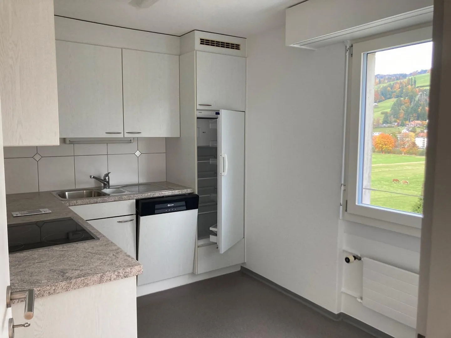 Appartamento molto luminoso con balcone vetrato - Foto 3 di 11