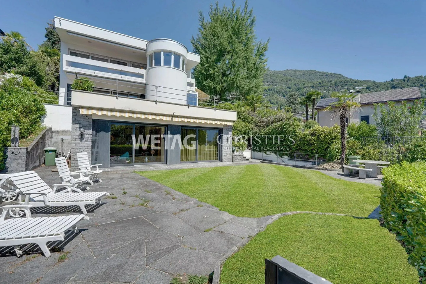 Elegant villa with garden in exclusive location directly on the lakeside promenade - Photo 2 of 13