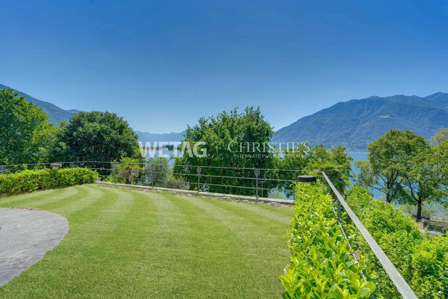 Elegant villa with garden in exclusive location directly on the lakeside promenade - Photo 4 of 13