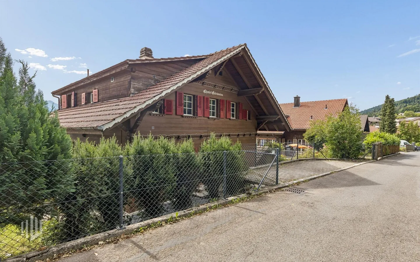 ImmoWyss - Two-family house in a popular residential area in Hilterfingen - Photo 2 of 8