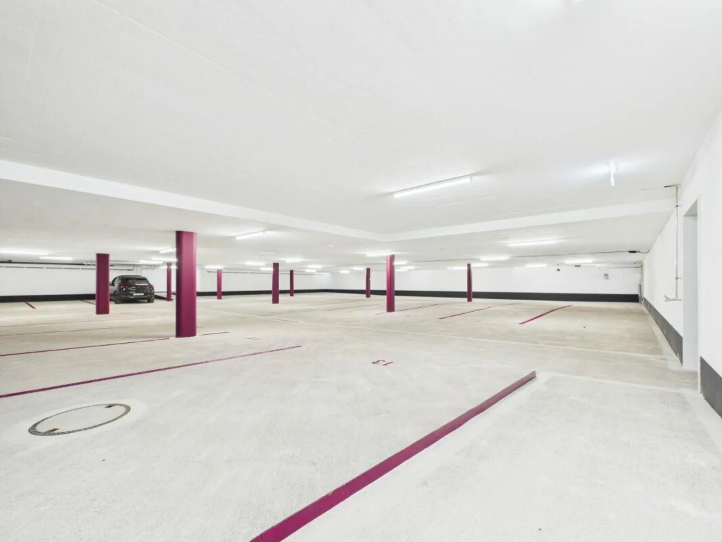 Opportunité d'investissement attrayante : paquet de quatre places de parking avec ... - Photo 1 sur 4