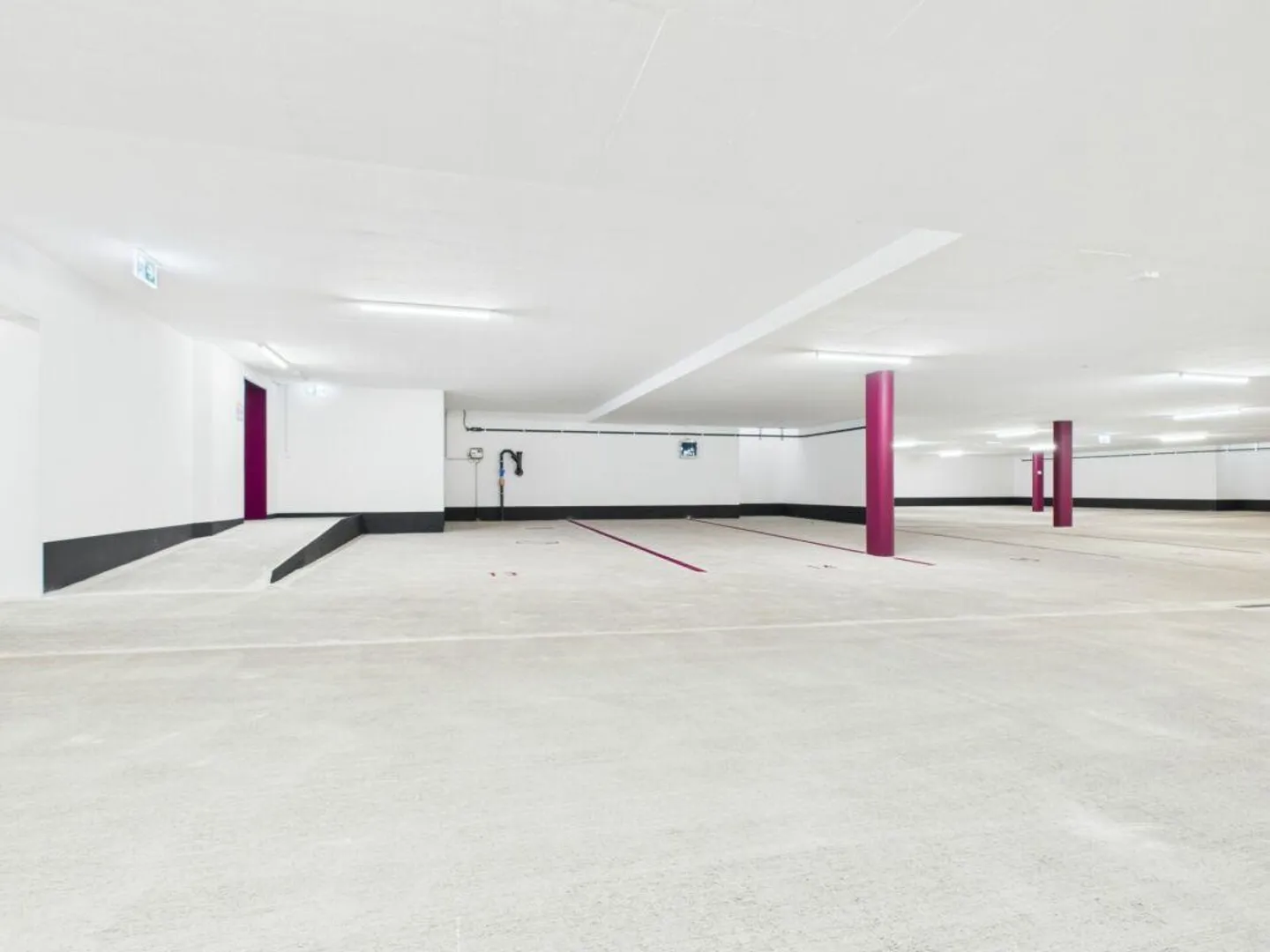 Opportunité d'investissement attrayante : paquet de quatre places de parking avec ... - Photo 2 sur 4