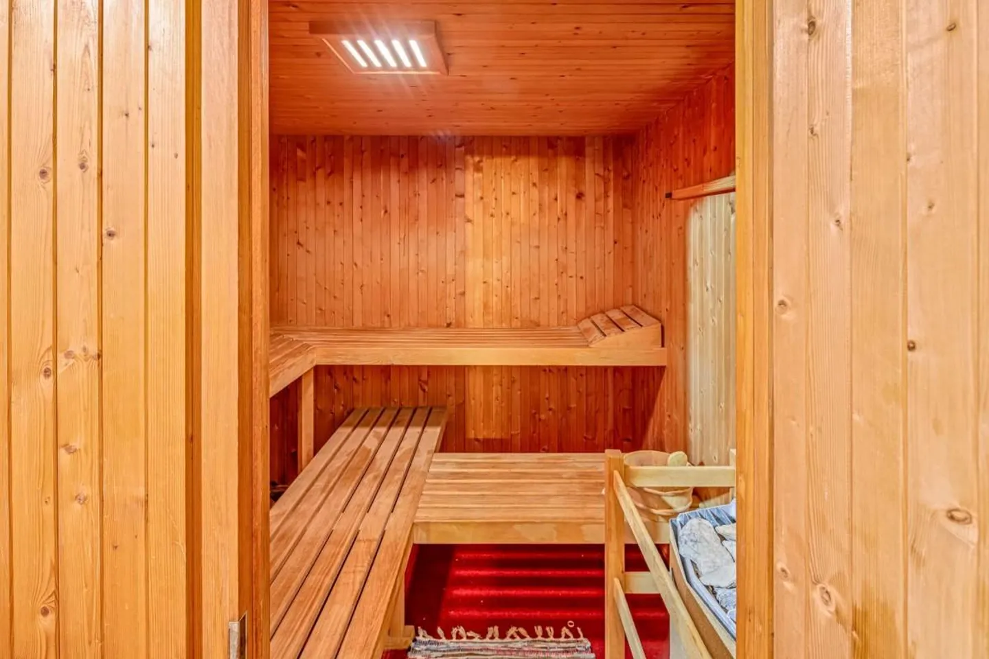 Multi-Generational Seminar House - Photo 19 of 28