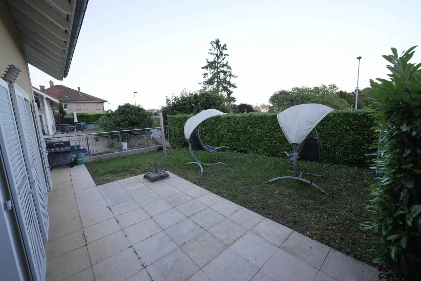 Wunderschöne Doppelhaushälfte mit 5½ Zimmern, Terrasse, Garten, Garage und Parkplatz - Foto 8 von 10