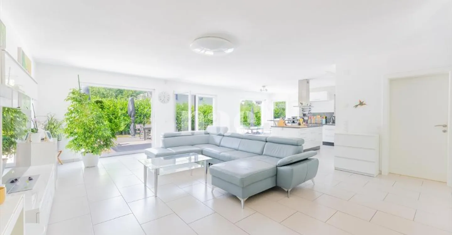 Villa familiare luminosa di 5,5 stanze con studio indipendente e spa - Foto 3 di 13