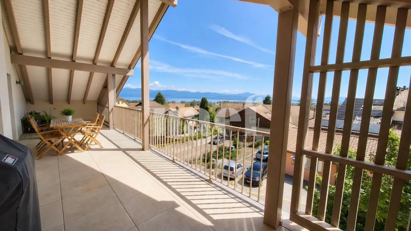 Bell'appartamento di 4 stanze in mansarda con grande balcone e vista lago - Foto 1 di 7