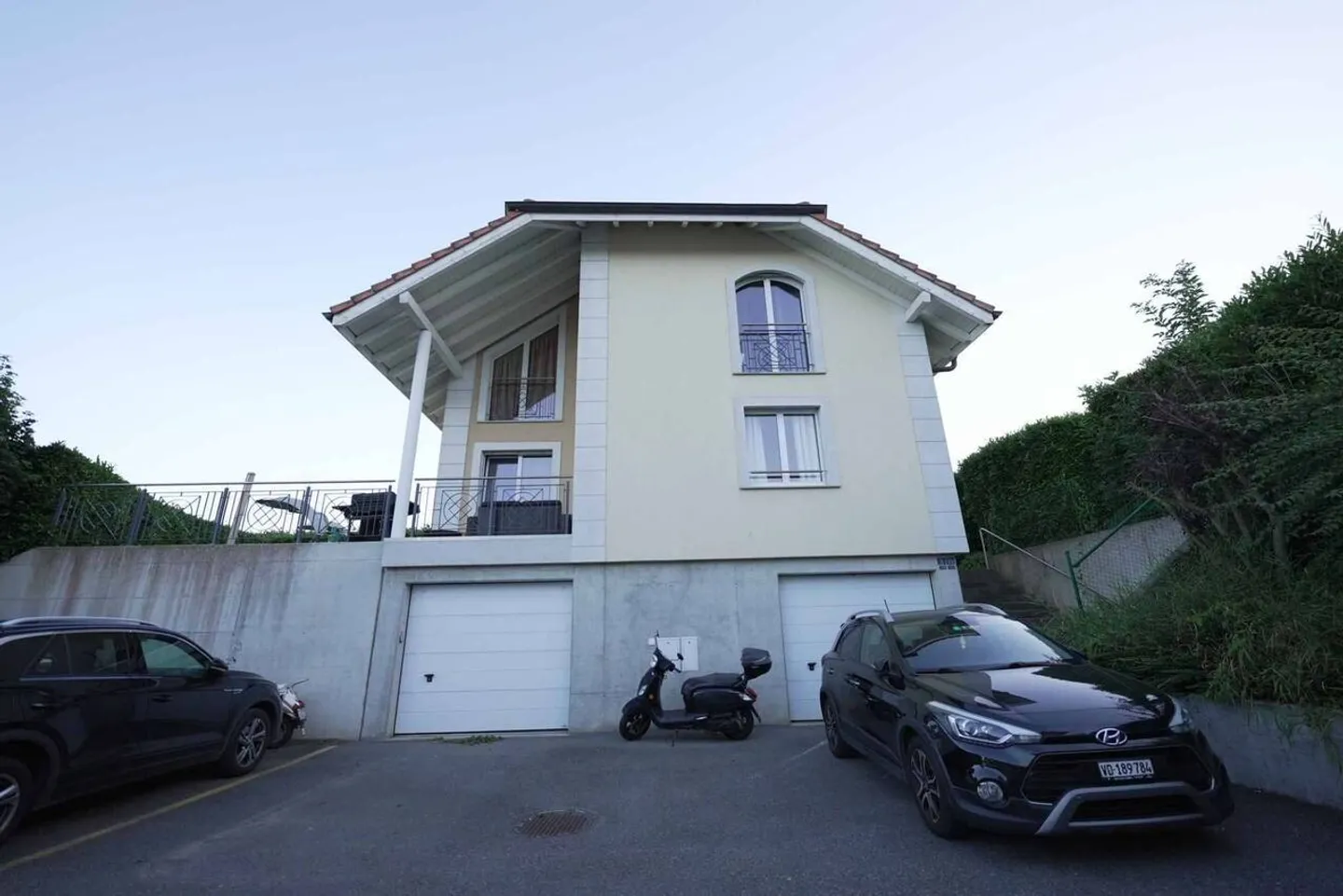 Wunderschöne Doppelhaushälfte mit 5½ Zimmern, Terrasse, Garten, Garage und Parkplatz - Foto 10 von 10
