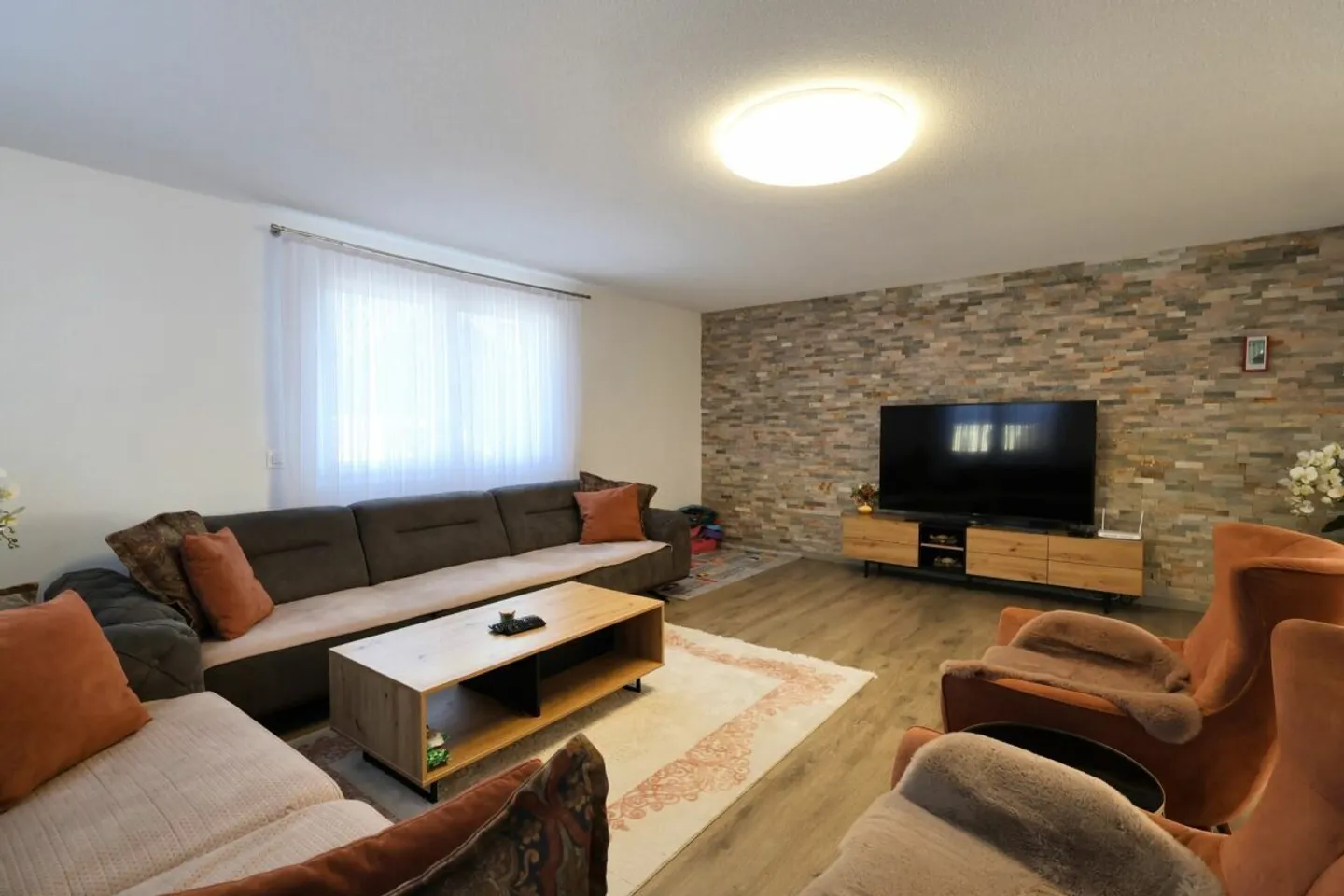 Beaucoup d'espace pour la famille et les générations : maison rénovée avec jardin, terrasse et garage - Photo 1 sur 17