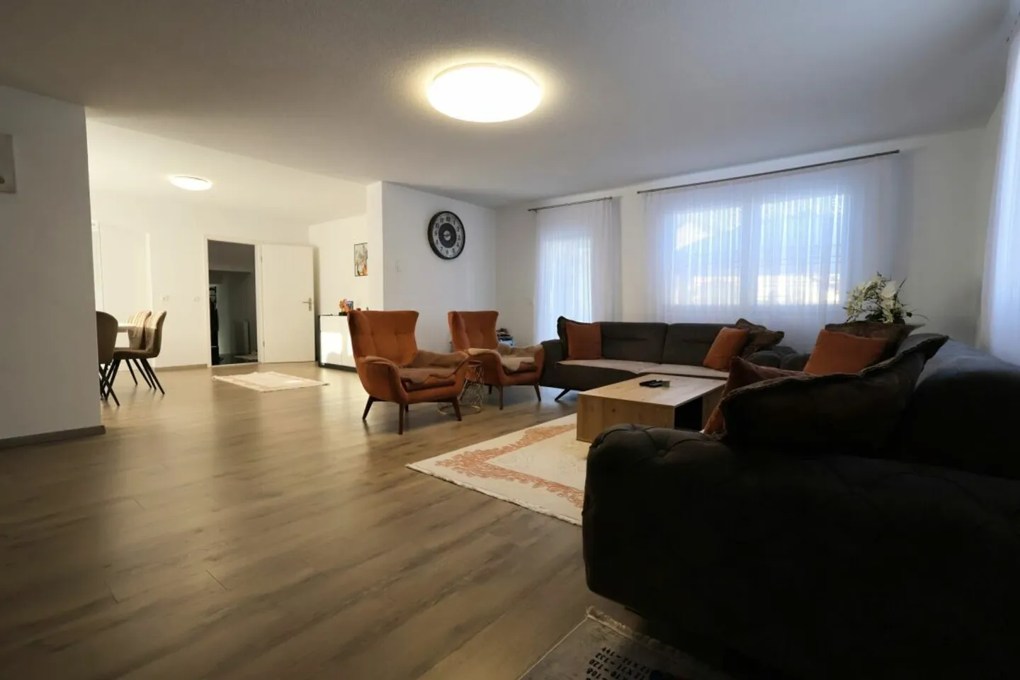 Beaucoup d'espace pour la famille et les générations : maison rénovée avec jardin, terrasse et garage - Photo 2 sur 17