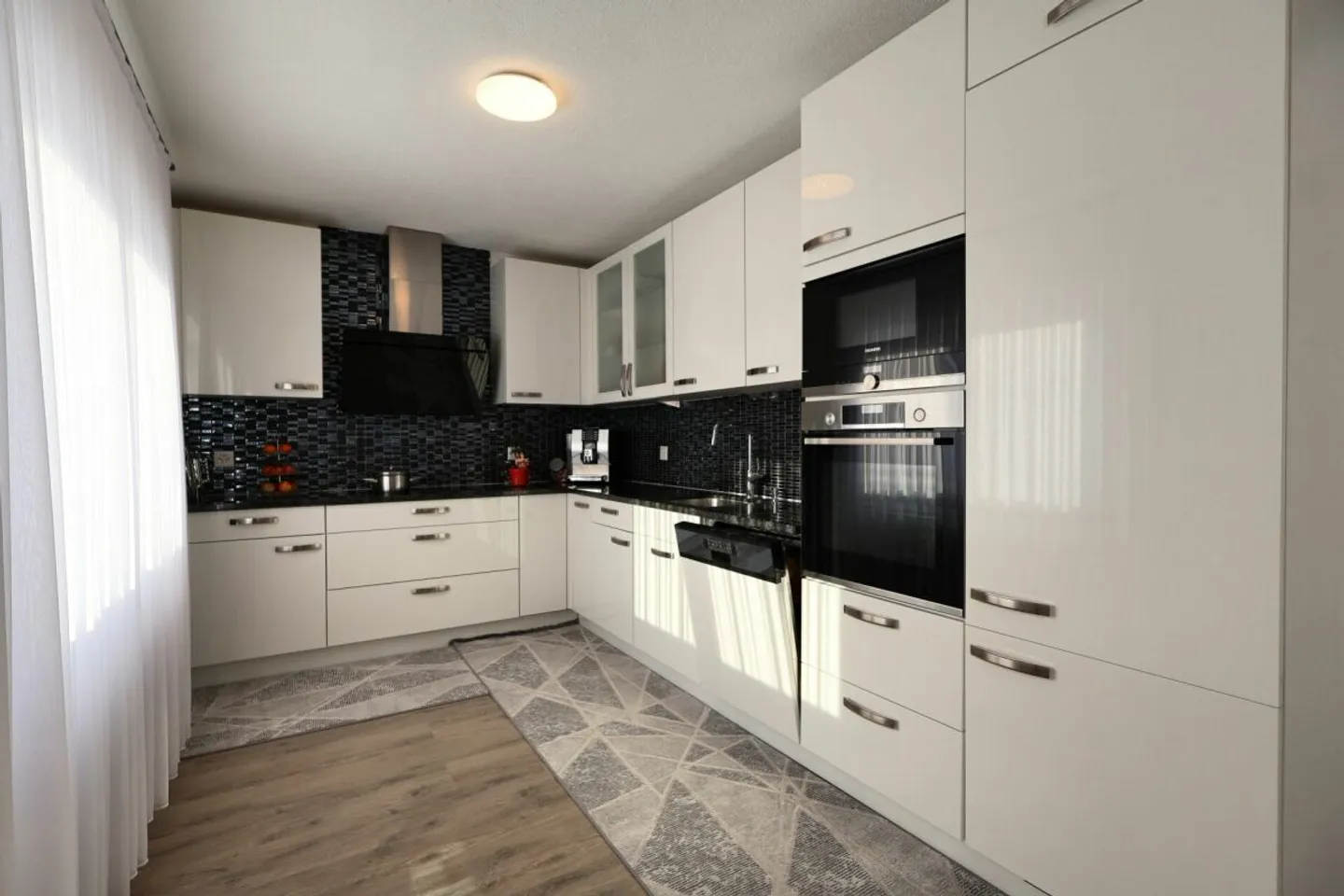 Beaucoup d'espace pour la famille et les générations : maison rénovée avec jardin, terrasse et garage - Photo 4 sur 17