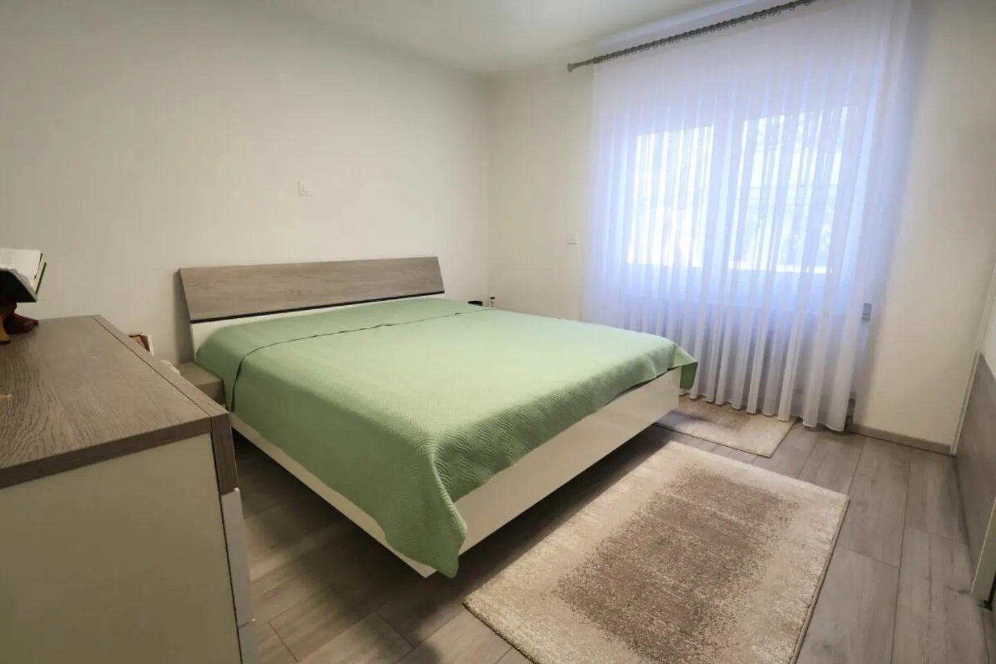 Beaucoup d'espace pour la famille et les générations : maison rénovée avec jardin, terrasse et garage - Photo 5 sur 17