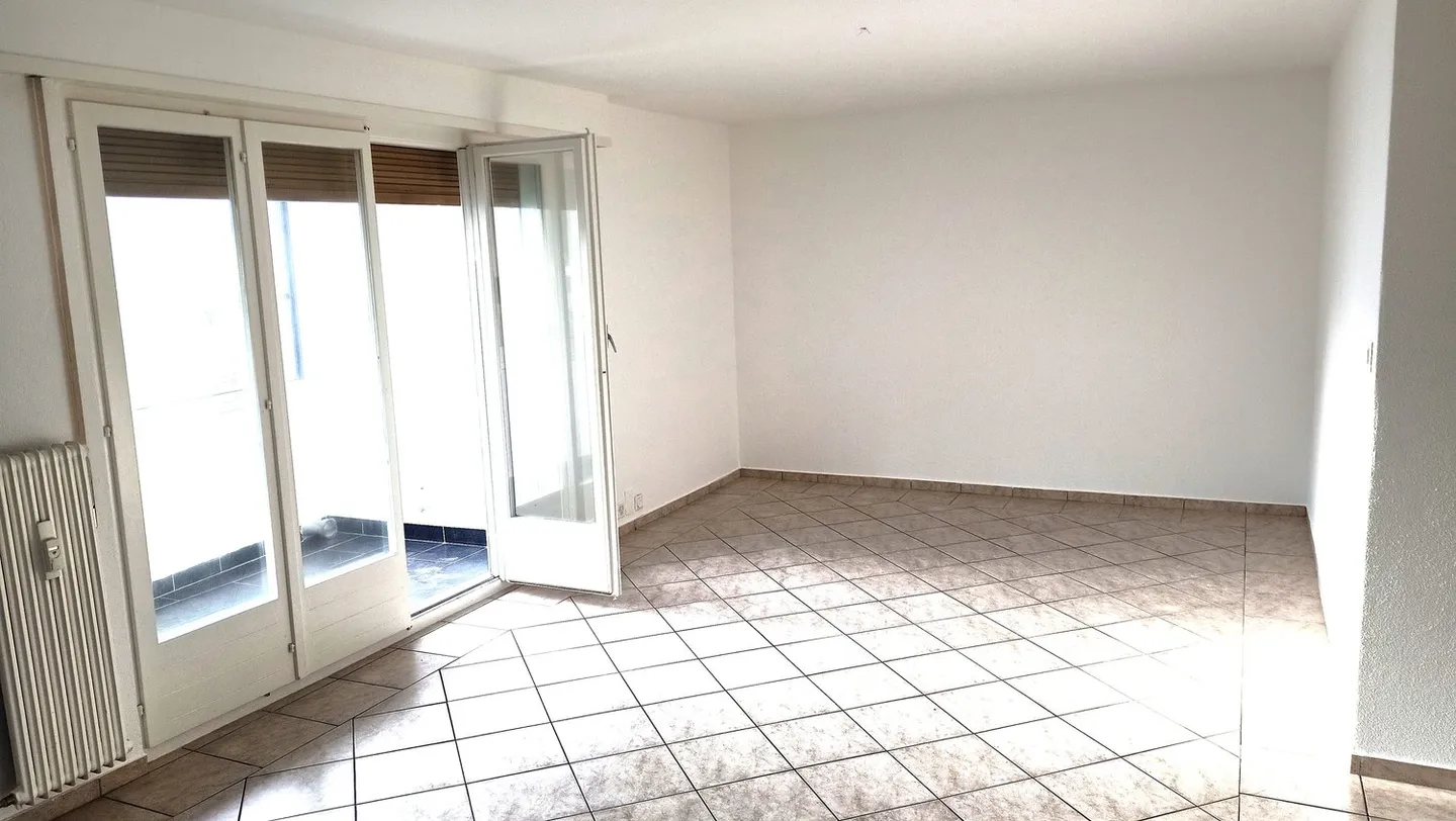 Beautiful renovated apartment near the train station with parking - Photo 5 of 16