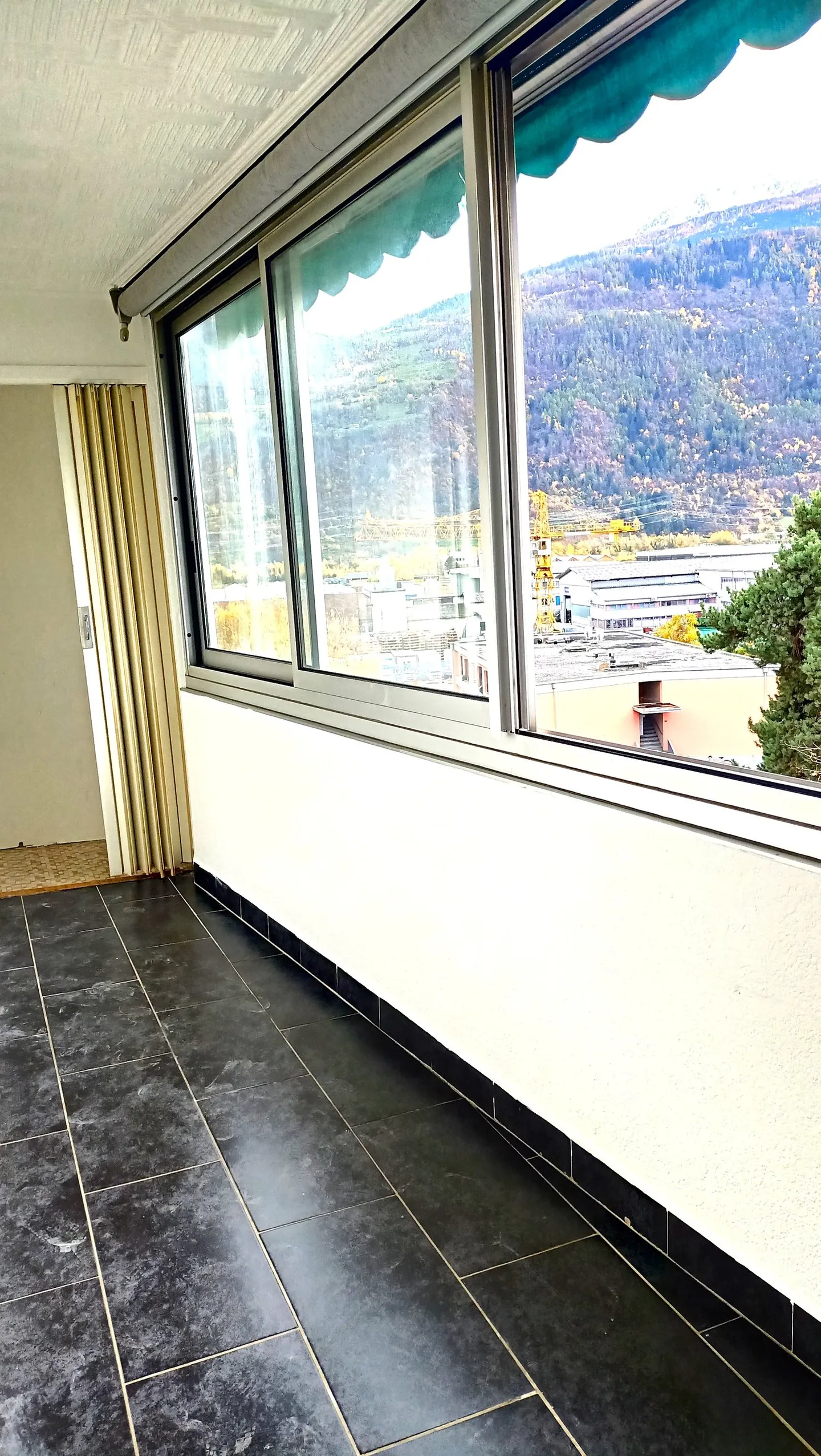 Beautiful renovated apartment near the train station with parking - Photo 6 of 16