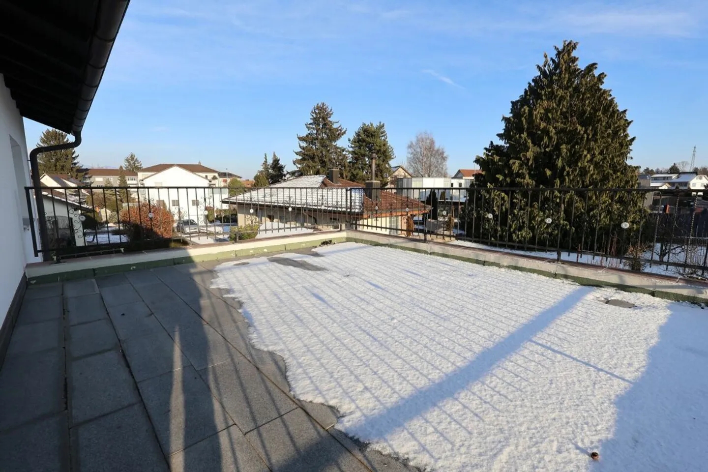 Beaucoup d'espace pour la famille et les générations : maison rénovée avec jardin, terrasse et garage - Photo 10 sur 17