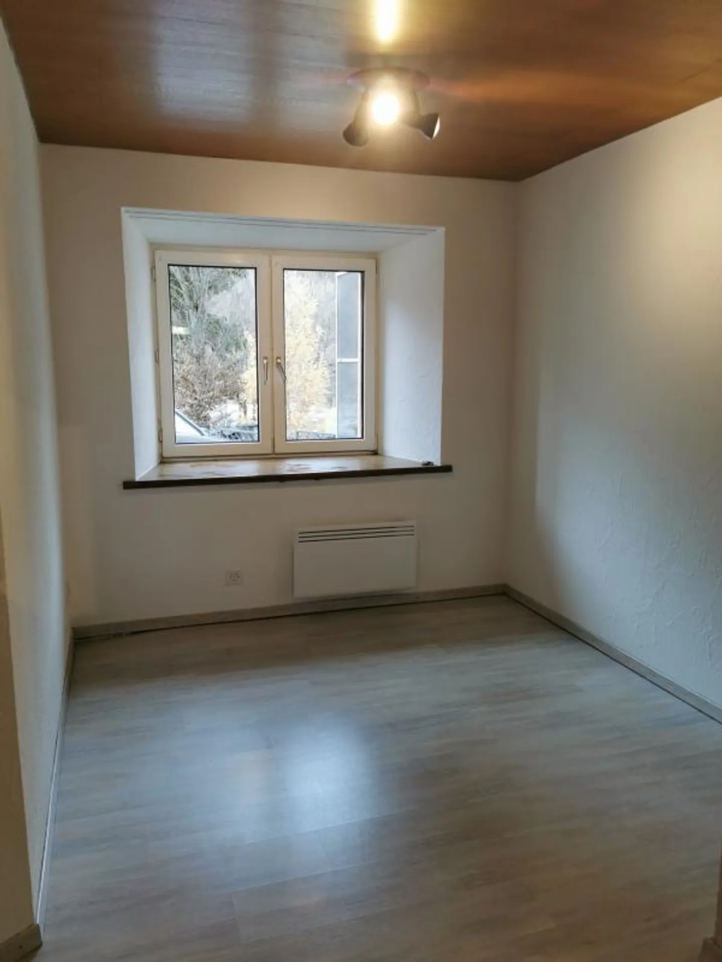 ROOM WITH SHOWER / TOILET - Photo 2 of 7