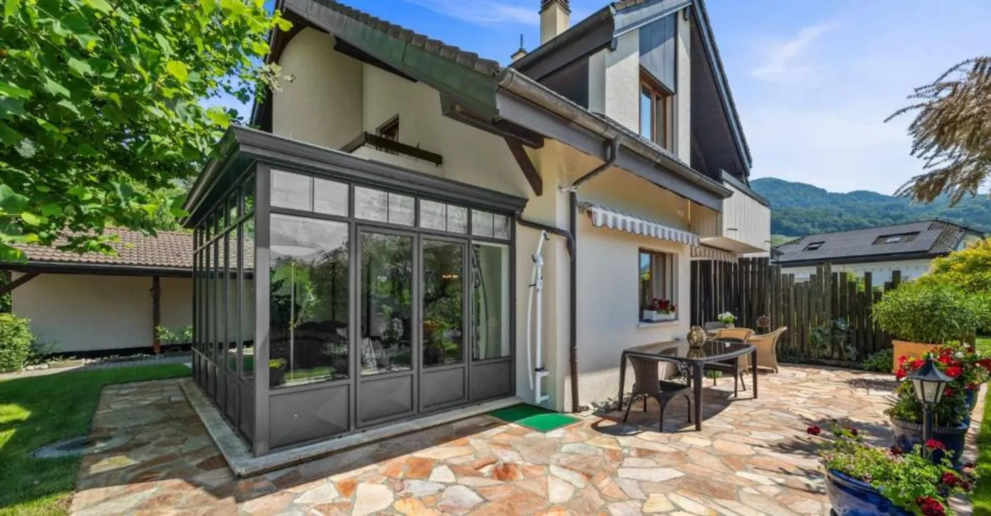 MAGNIFIQUE VILLA JUMELÉE AVEC GRAND JARDIN PAYSAGER. COUP DE CŒUR ASSURÉ ! - Photo 1 sur 12
