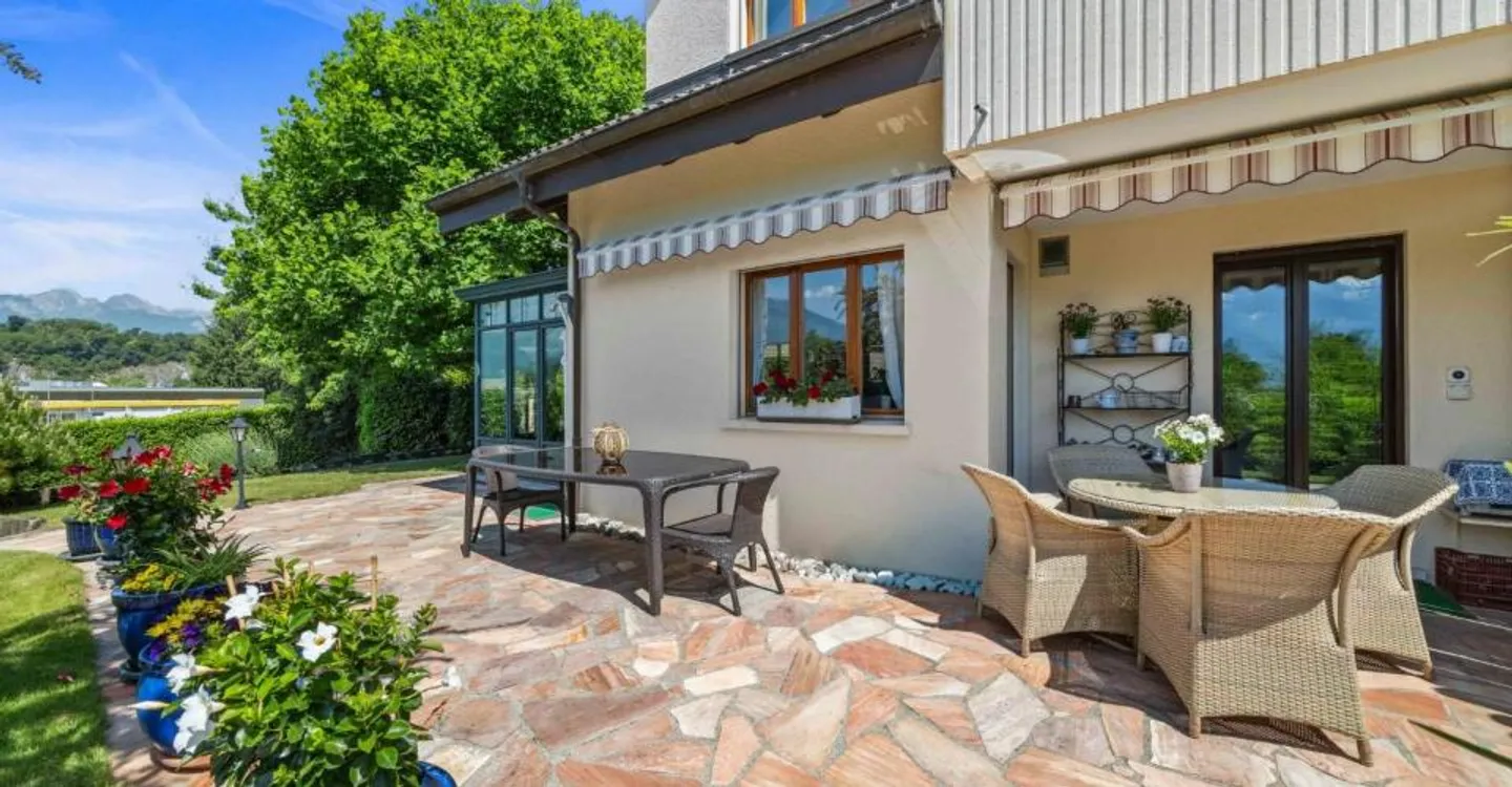 MAGNIFIQUE VILLA JUMELÉE AVEC GRAND JARDIN PAYSAGER. COUP DE CŒUR ASSURÉ ! - Photo 2 sur 12
